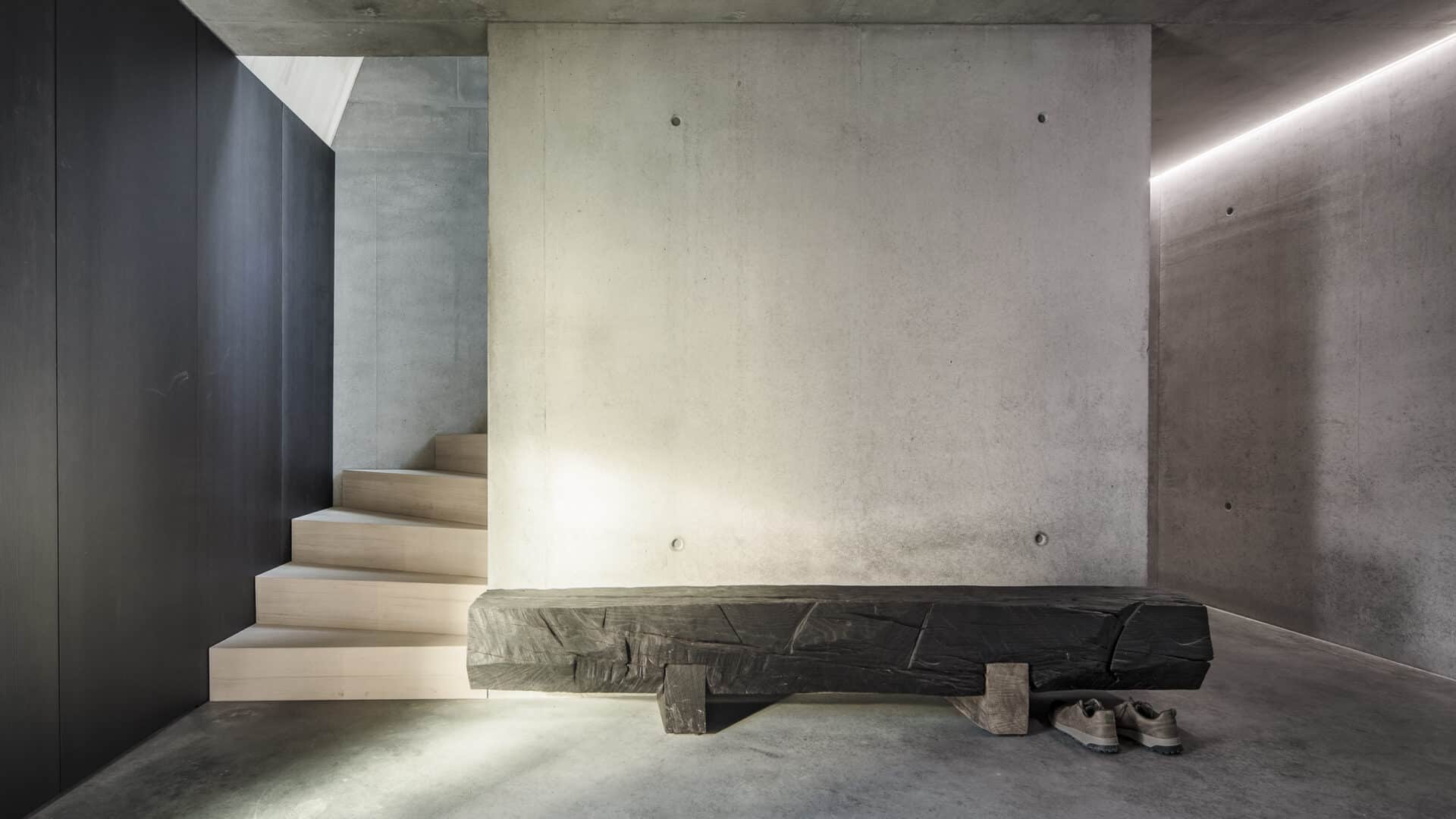 Eingangsbereich mit Treppe und Bank im VA House