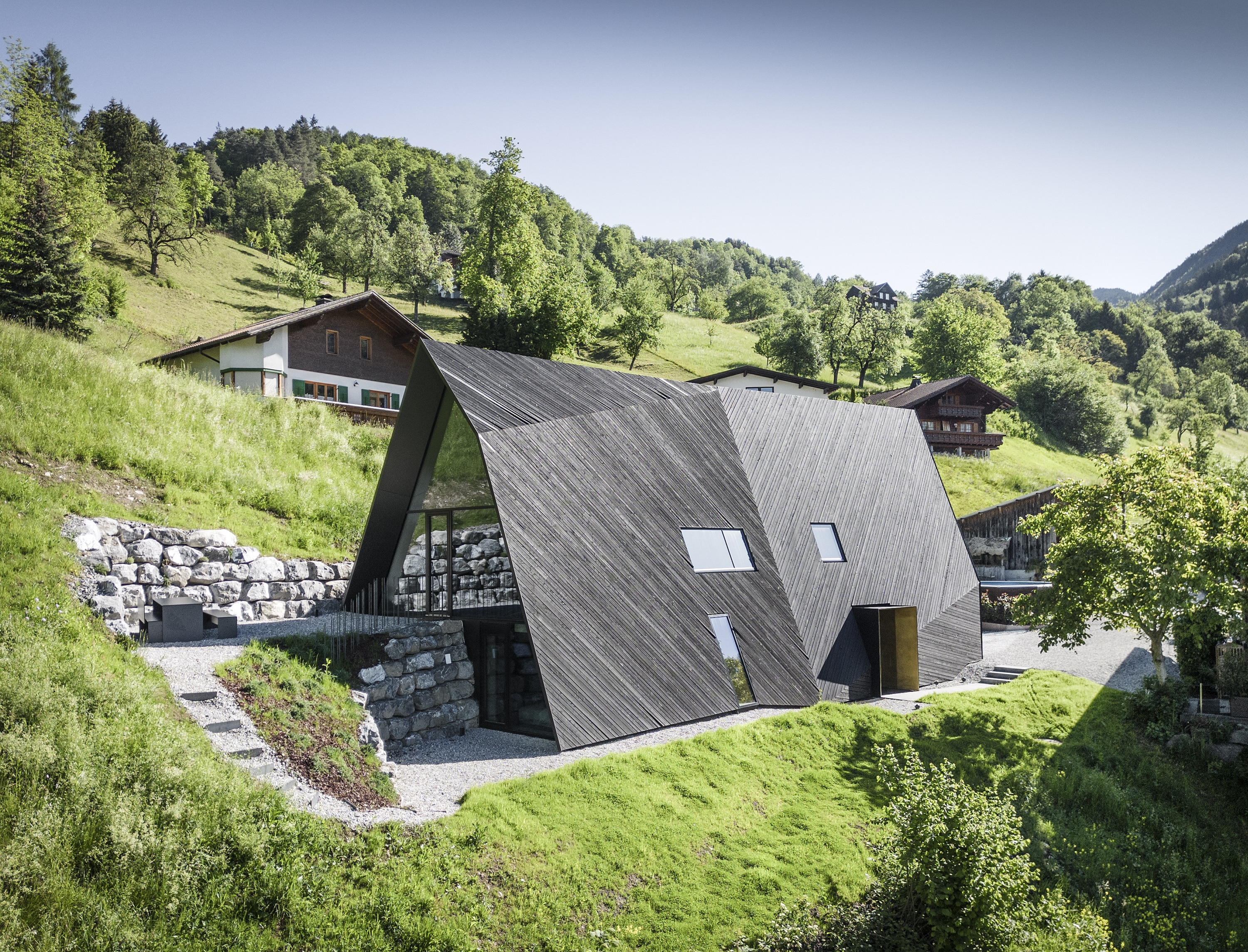 Nurdachhaus mit schwarzem Dach