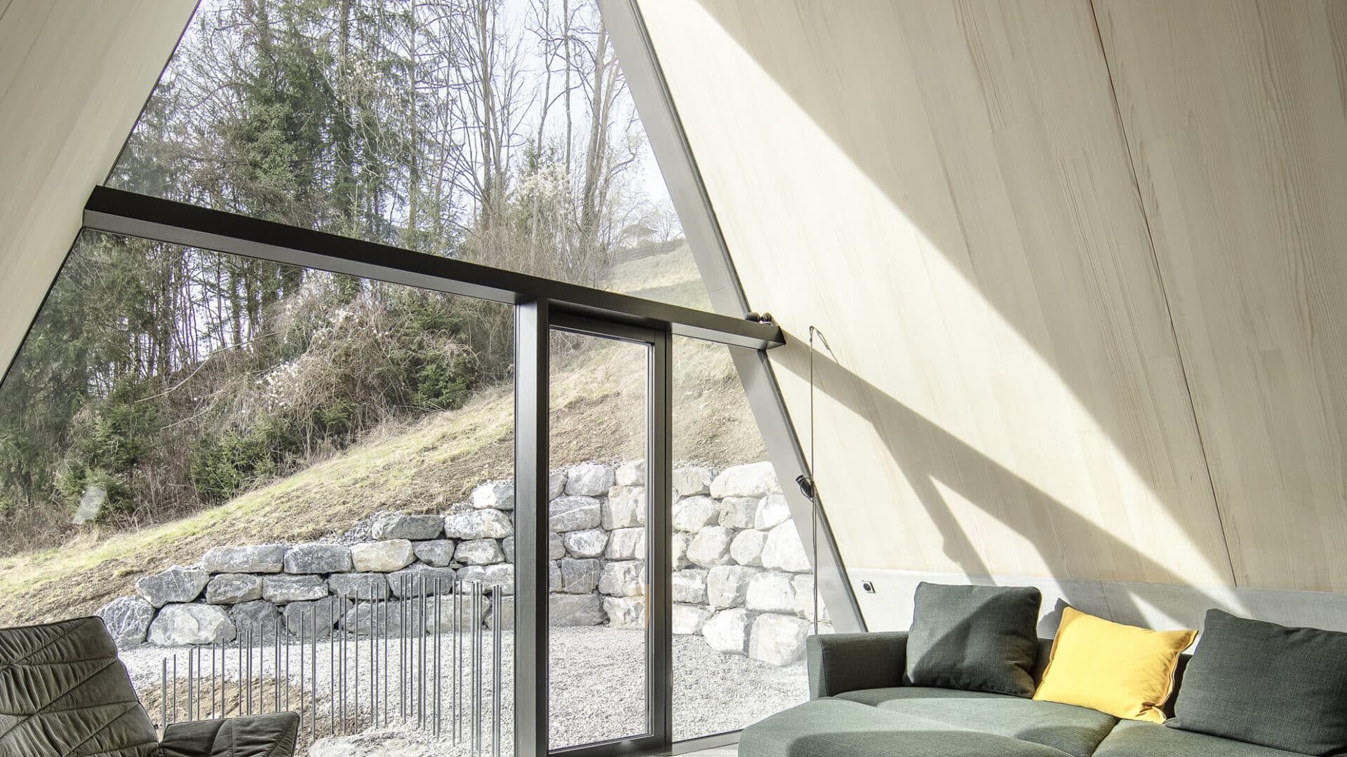 Wohnruam mit großer Fensterfront im Nurdachhaus VA House