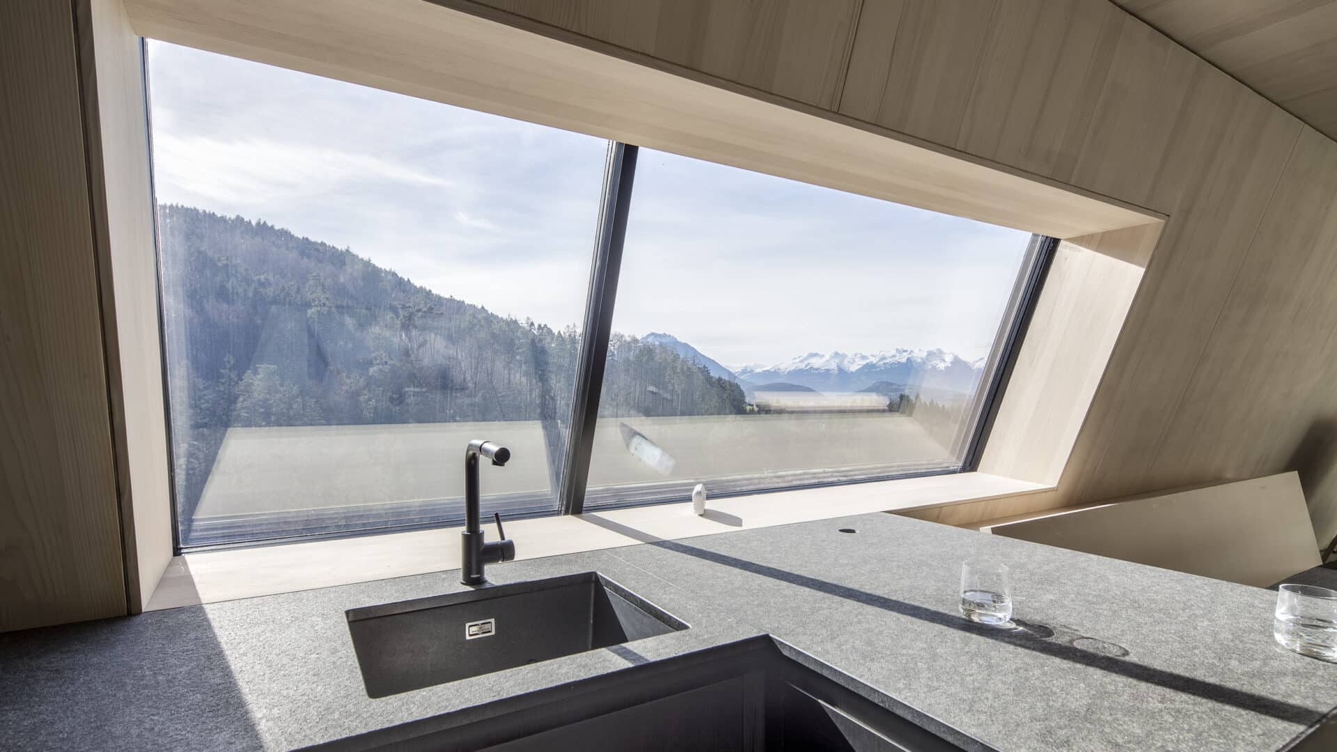 Küchenzeile mit Ausblick auf die Berge im VA House