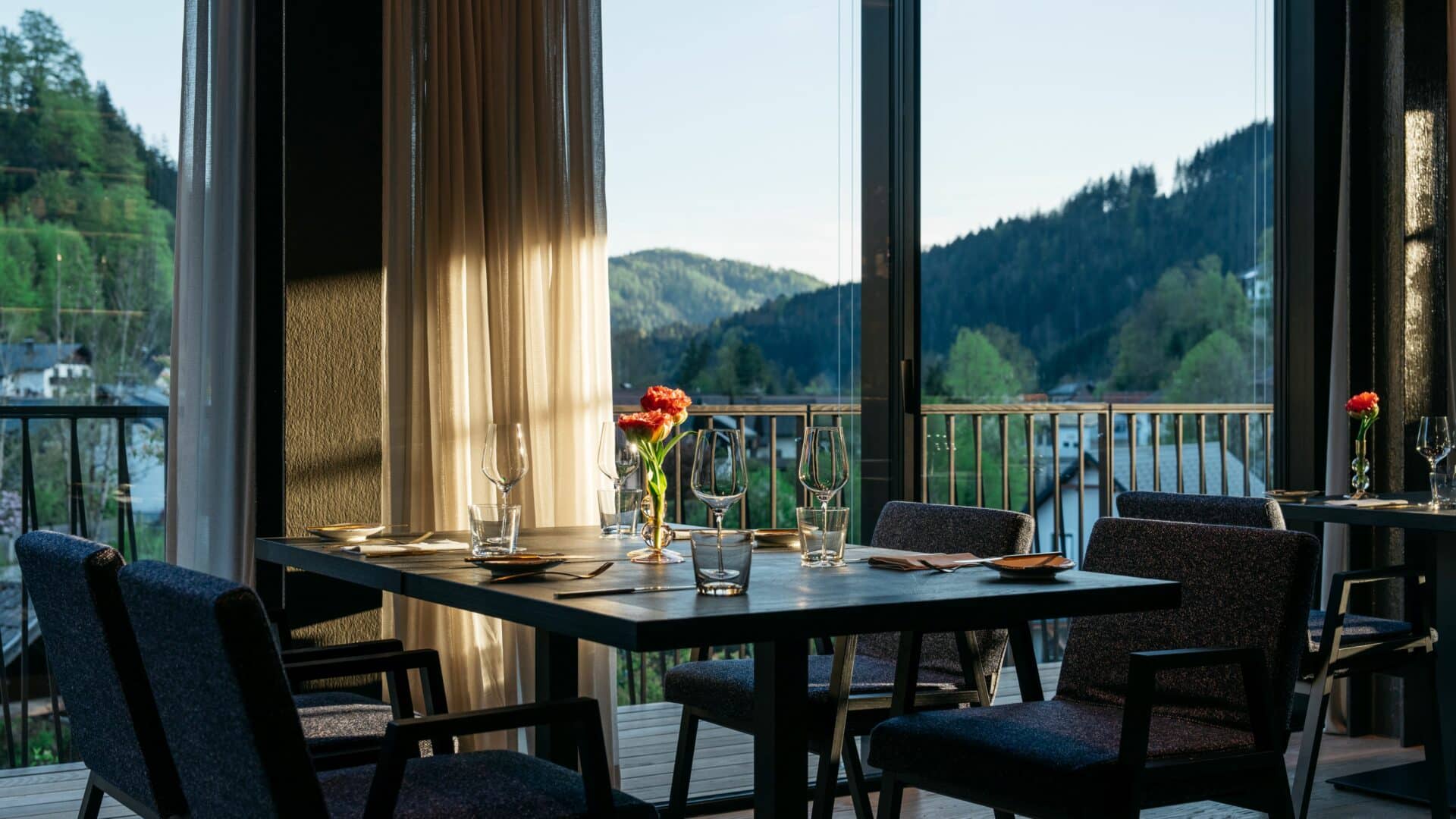 Essplatz vor Fenster mit Bergblick im Refugium Lunz