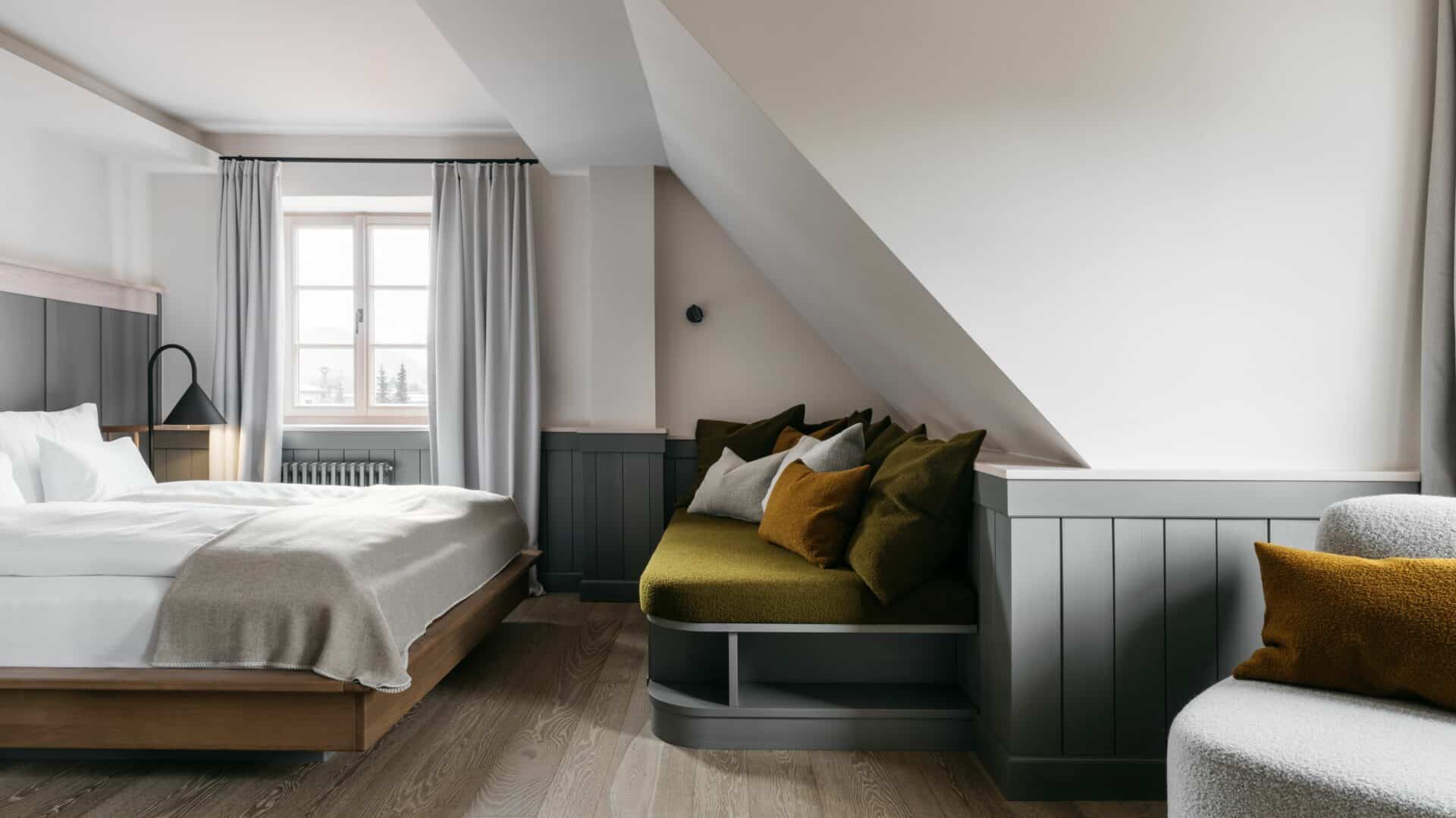 Chaiselongue und Bett im Zimmer des HotelsRefugium Lunz