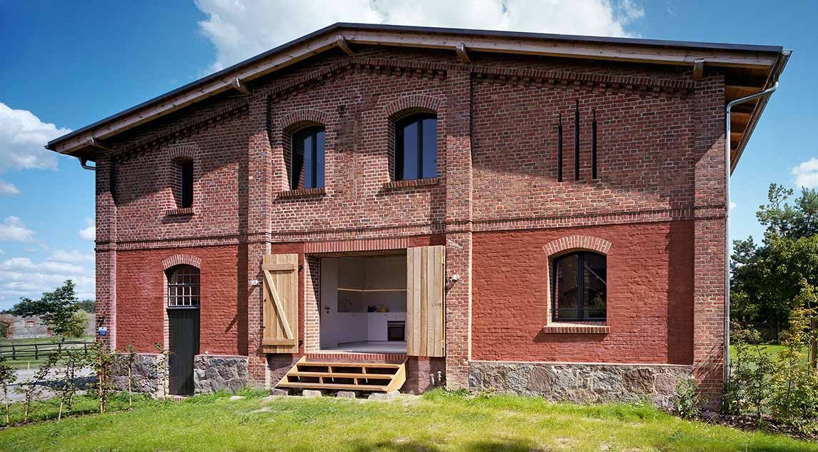 Terrasse vor der dem Küchentor im Gästehaus der Roten Scheune