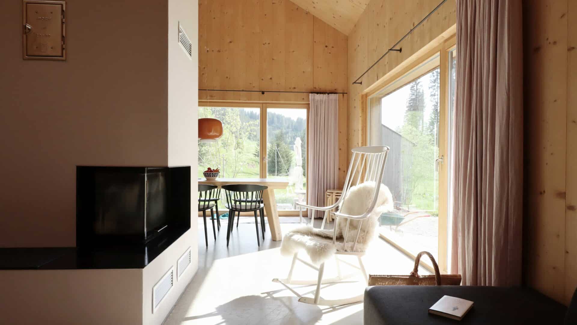 Wohnraum mit Kamin