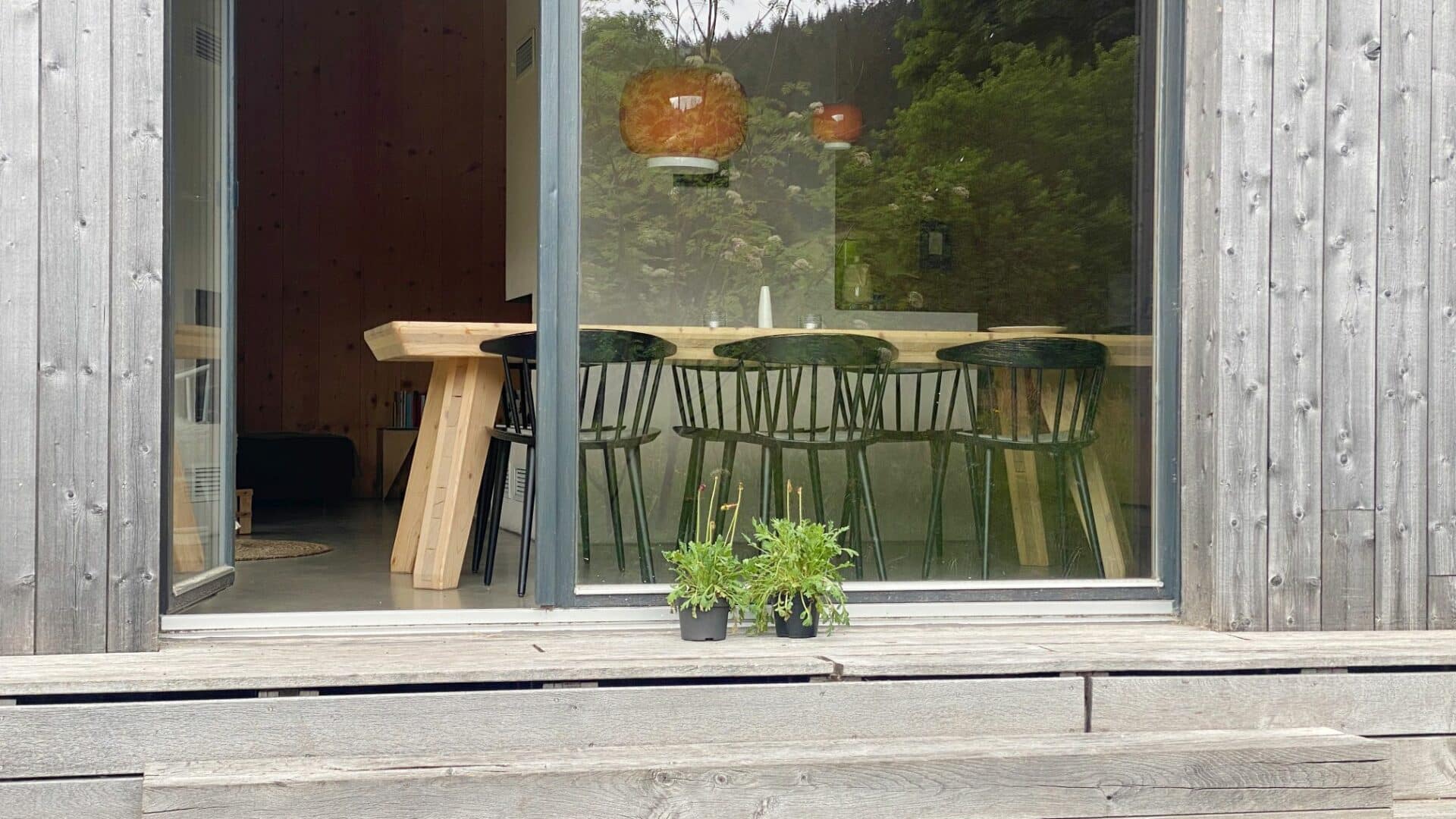 Blick von der Terrasse des Seilerhansenhofs in den Wohnraum