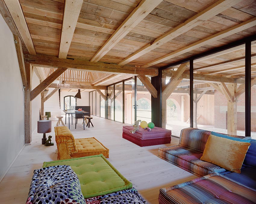 Wohnzimmer im Haupthaus der Roten Scheune