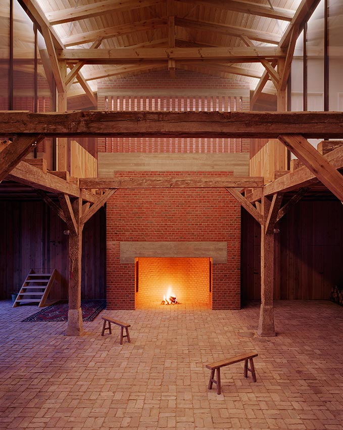 Kamin in der großen Halle des Haupthauses der Roten Scheune