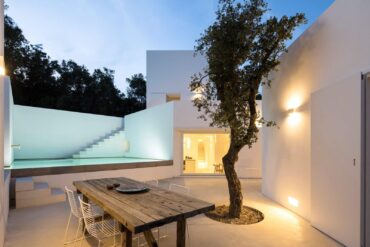 Terrasse mit Sitzplatz in der Dämmerung