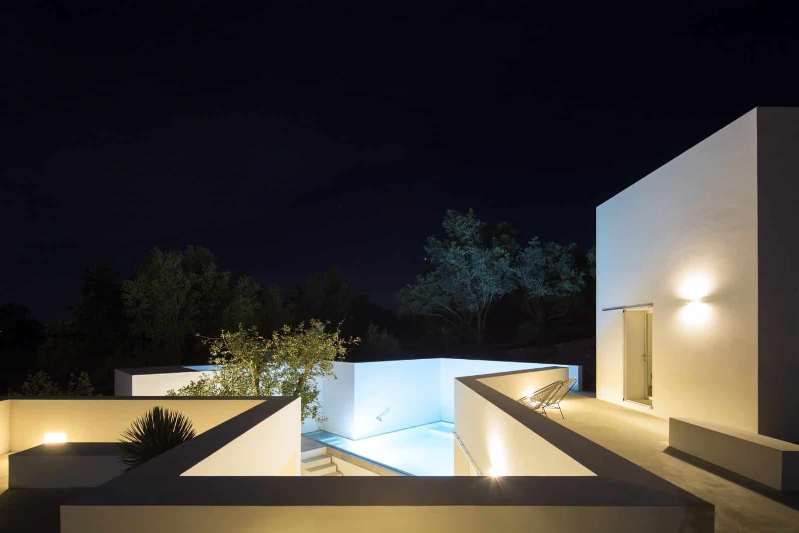 beleuchteter Pool und Terrasse am Abends