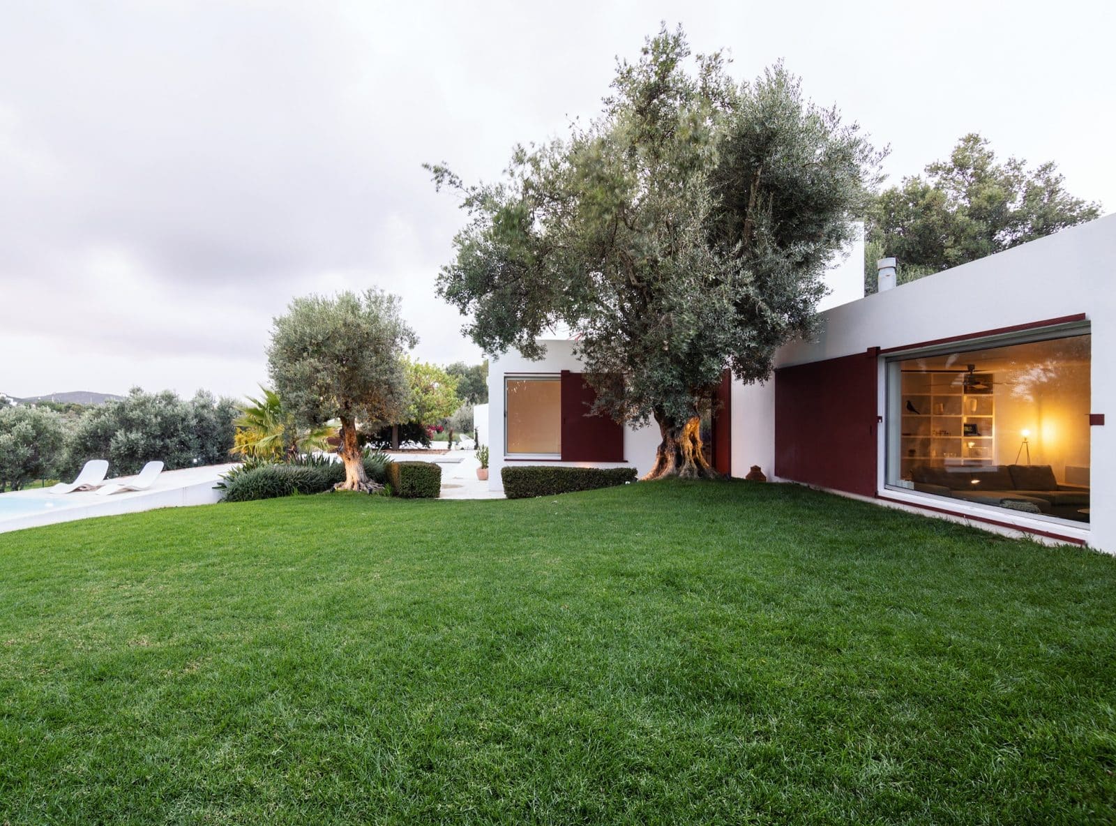 Villa Agostos von außen mit großem Rasengründstück