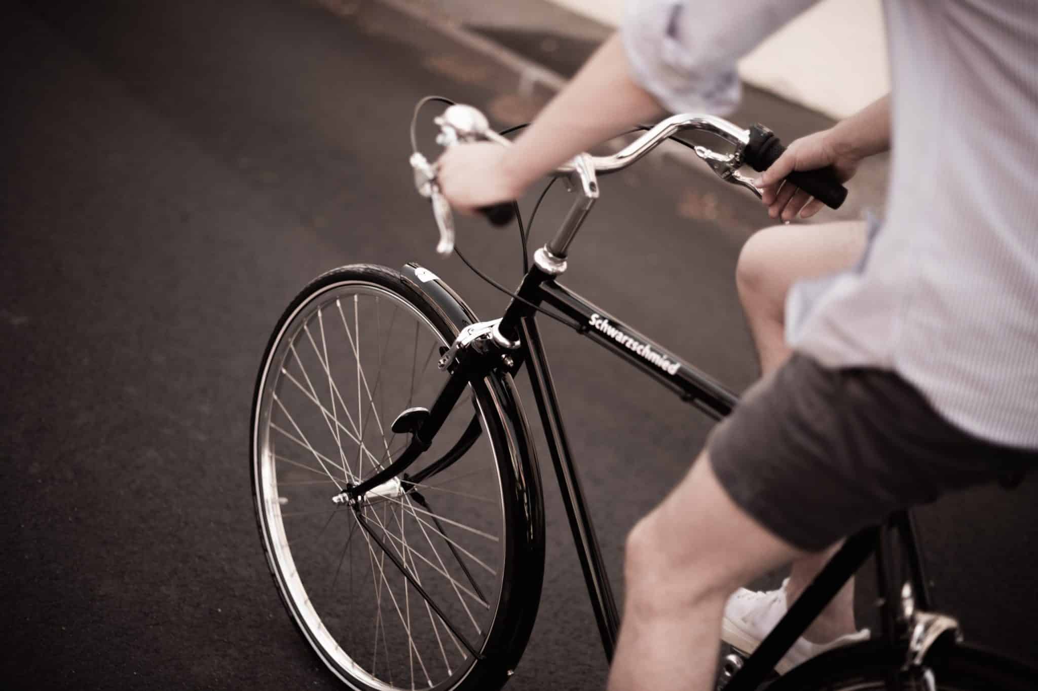 Radfahrer am Hotel Schwarzschmied