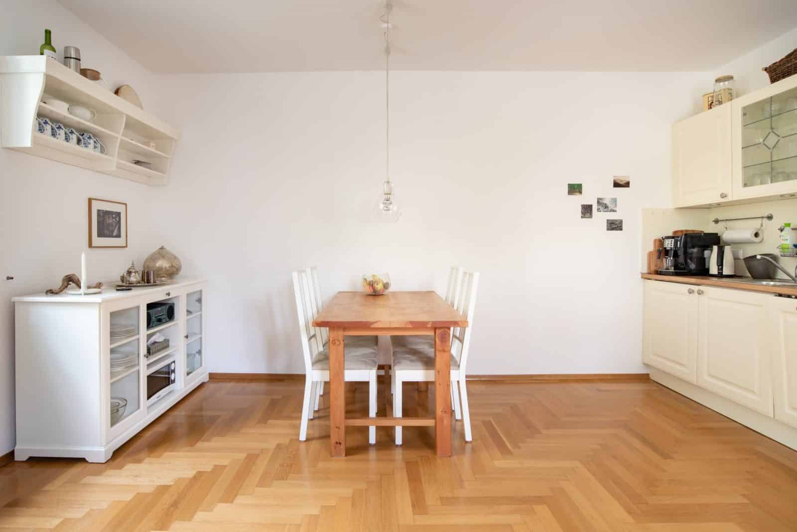 10 Küche und Esstisch