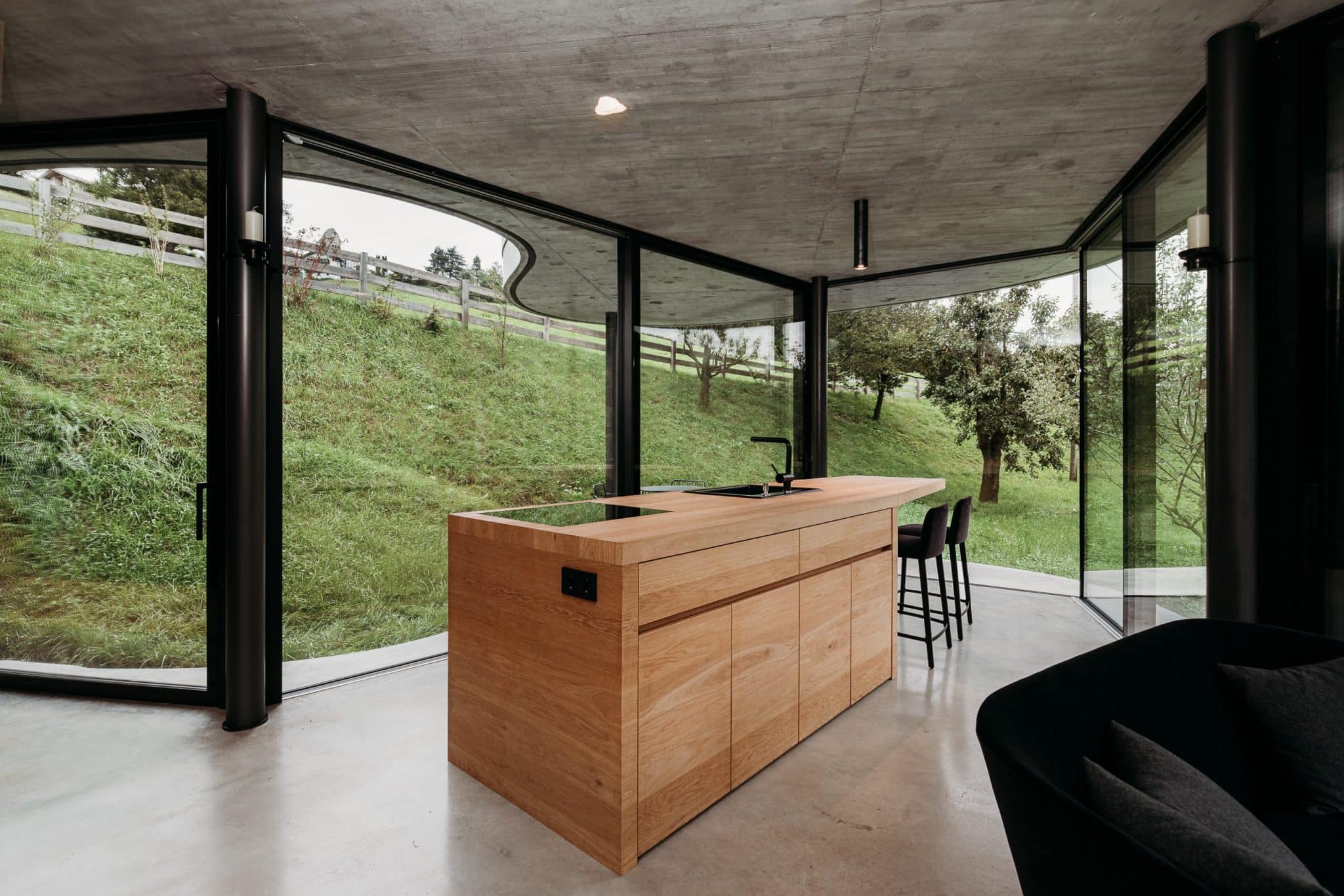 Küchenblock mit Aussicht durch Panoramafenster im Gästehaus Freiform