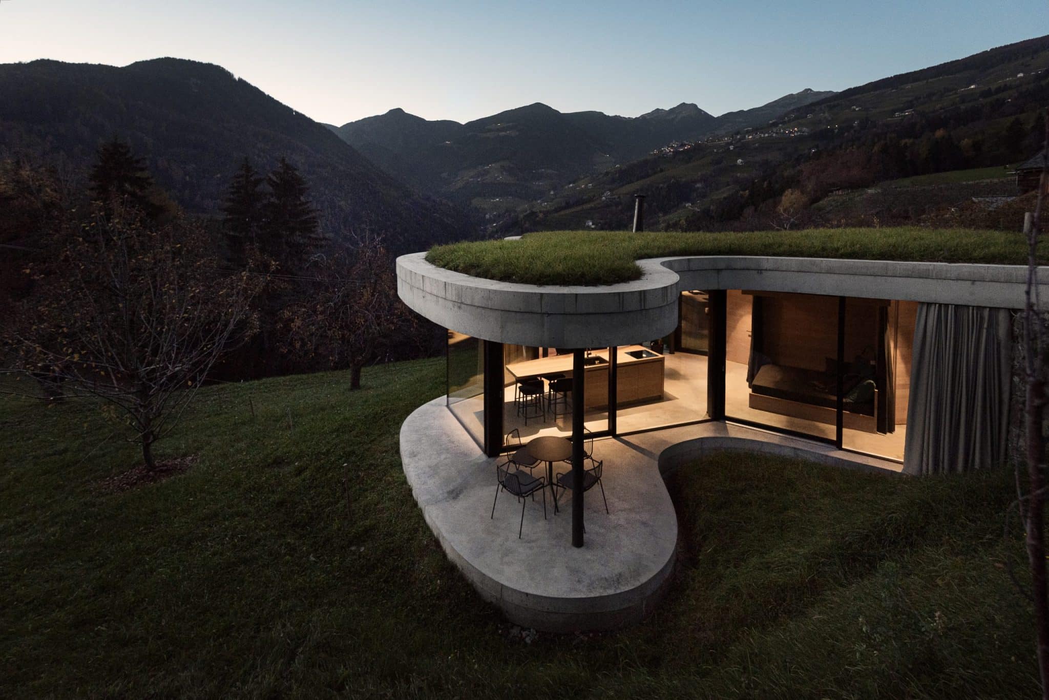 beleuchtete Räume von draußen in der Dämmerung, Gästehaus Freiform