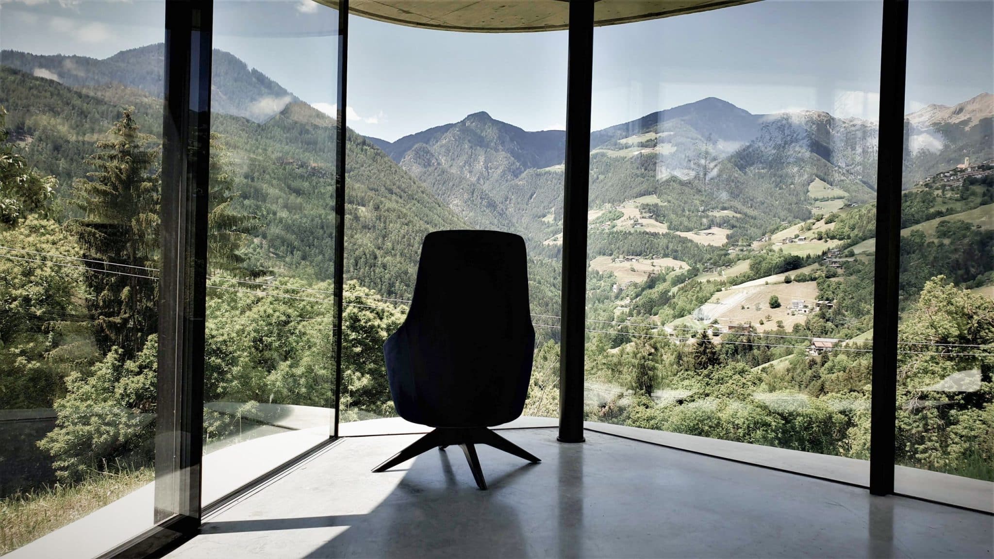 Sessel mit Ausblick auf die Berge im Gästehaus Freiform