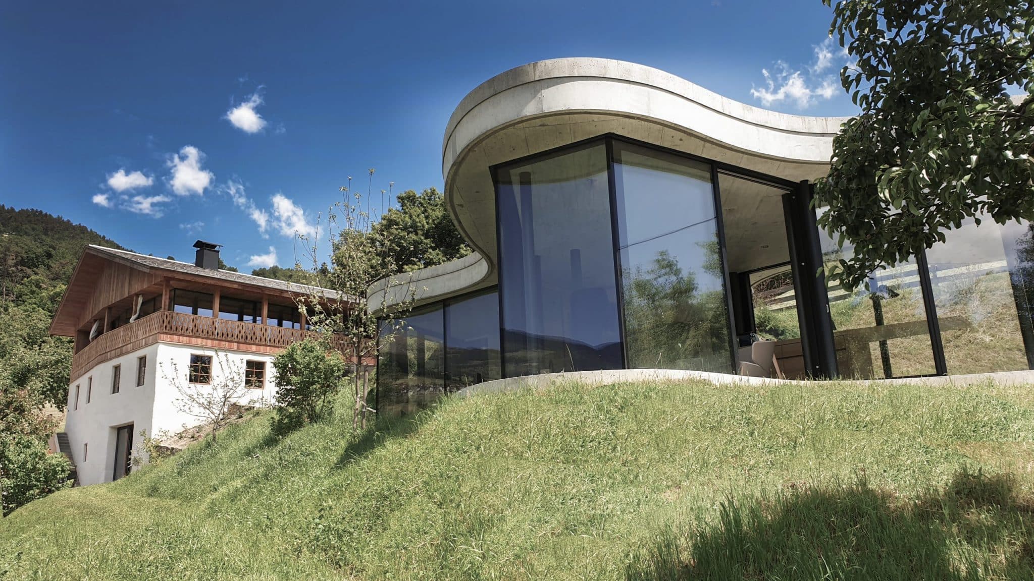 Blick von unten auf das Haus und Nachbarhaus, Gästehaus Freiform