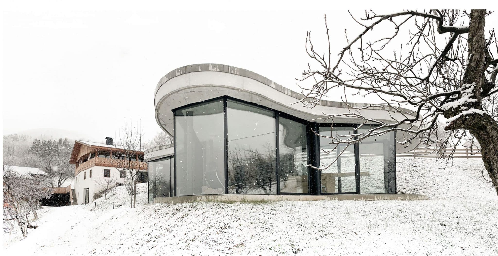 Blick von unten aufs Haus im Winter mit Schnee, Gästehaus Freiform