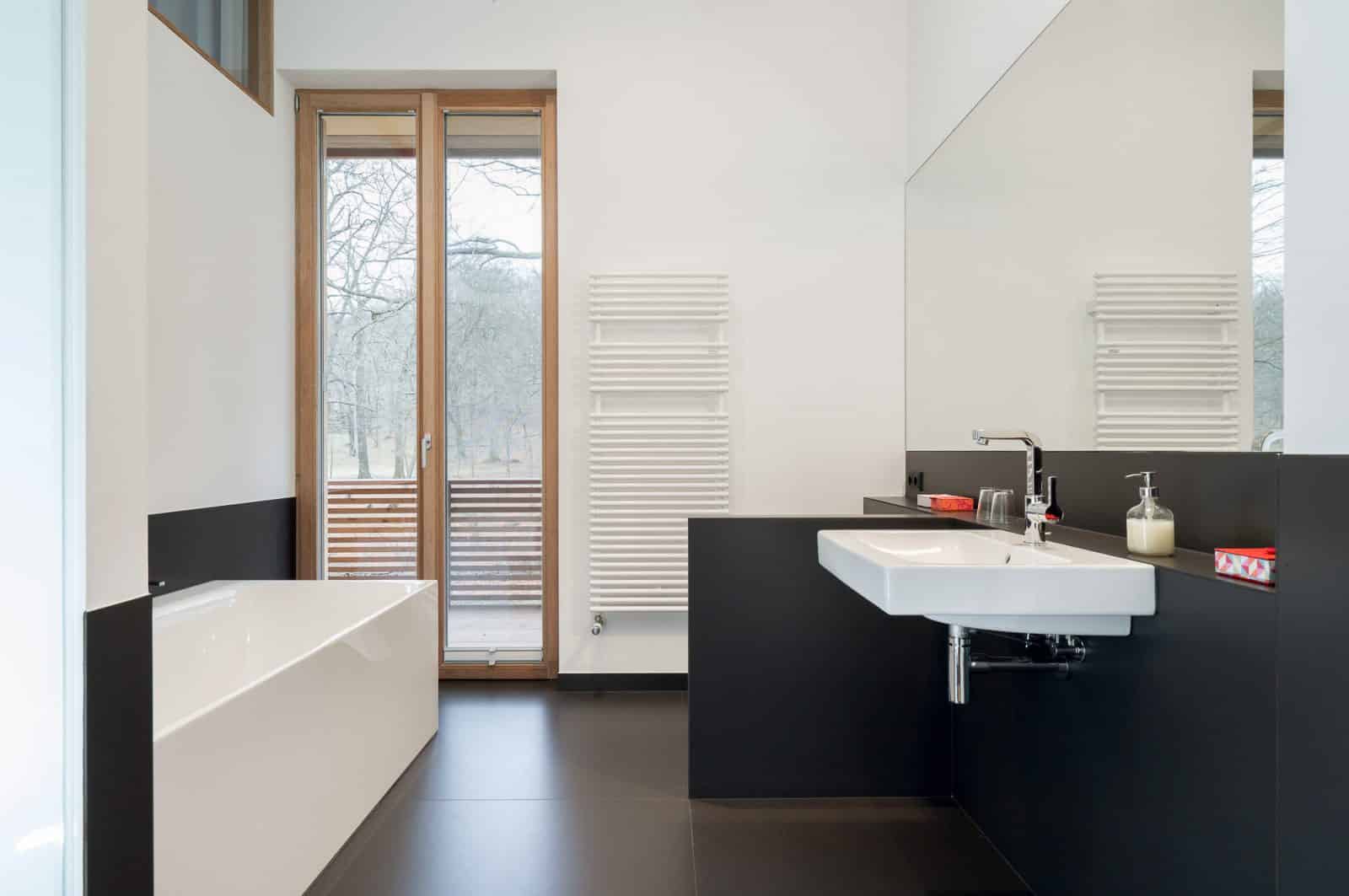 Nr.6 bel étage Parkseite Badewanne mit Waldblick