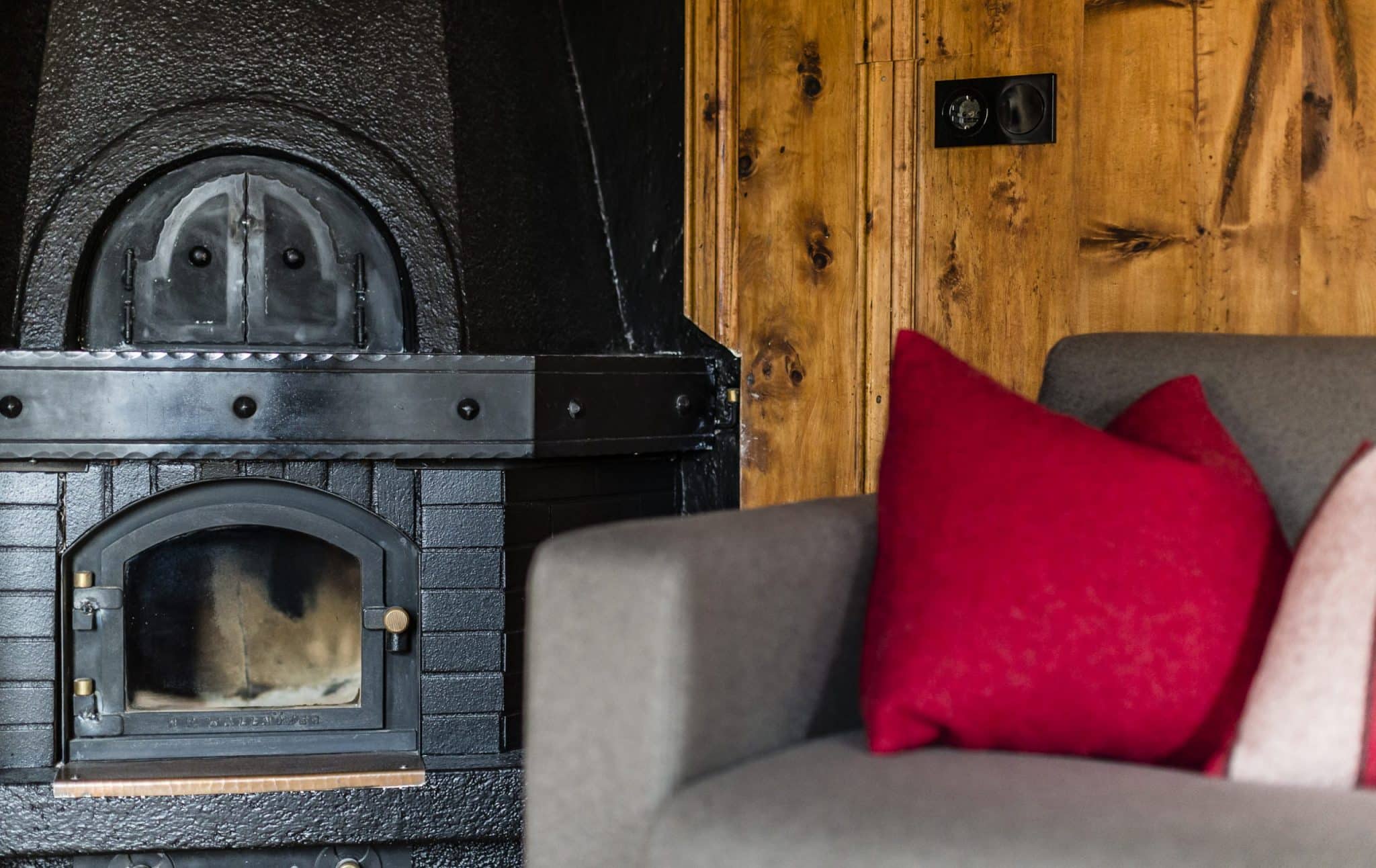 Detail: Sofa und Kamin