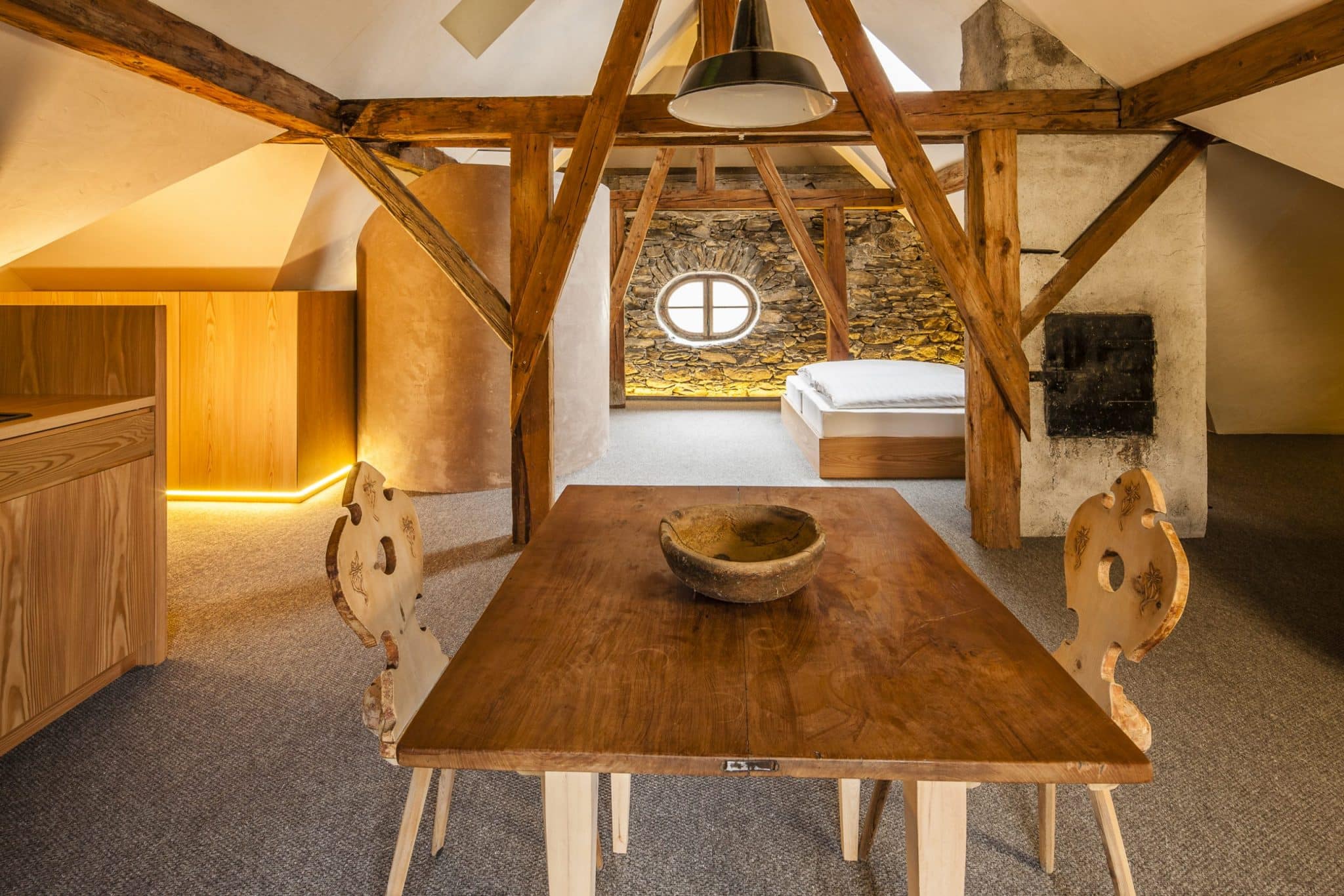 Wohnstube mit Esstisch und Holzbalken