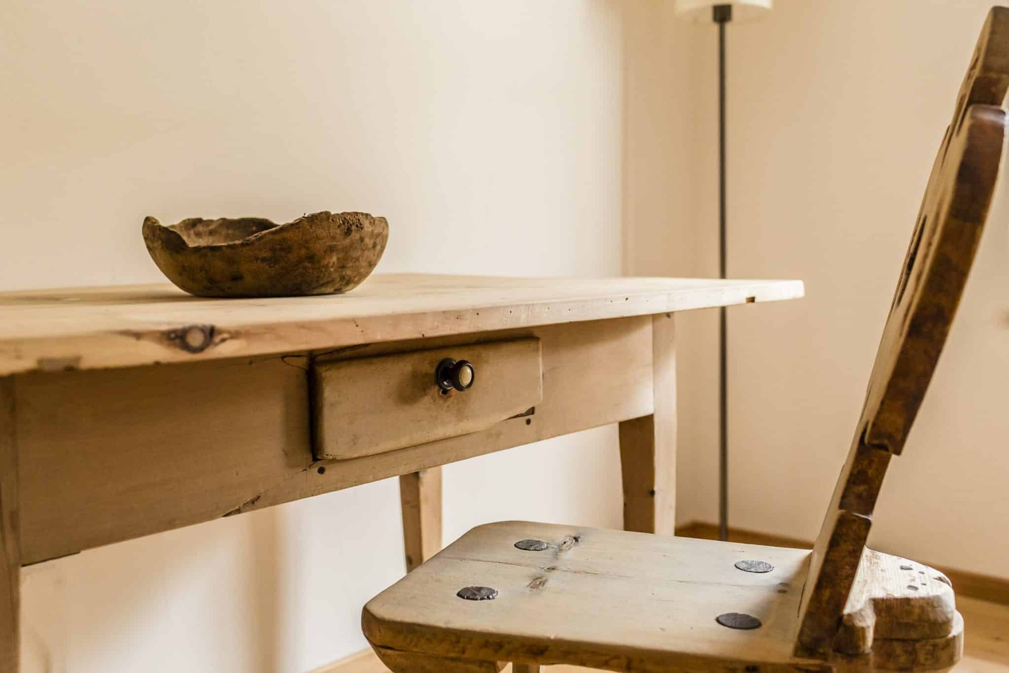 Schreibtisch und Stuhl aus rustikalem Holz