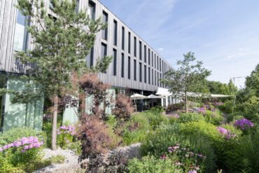 Bader Hotel von außen mit Sträuchergarte