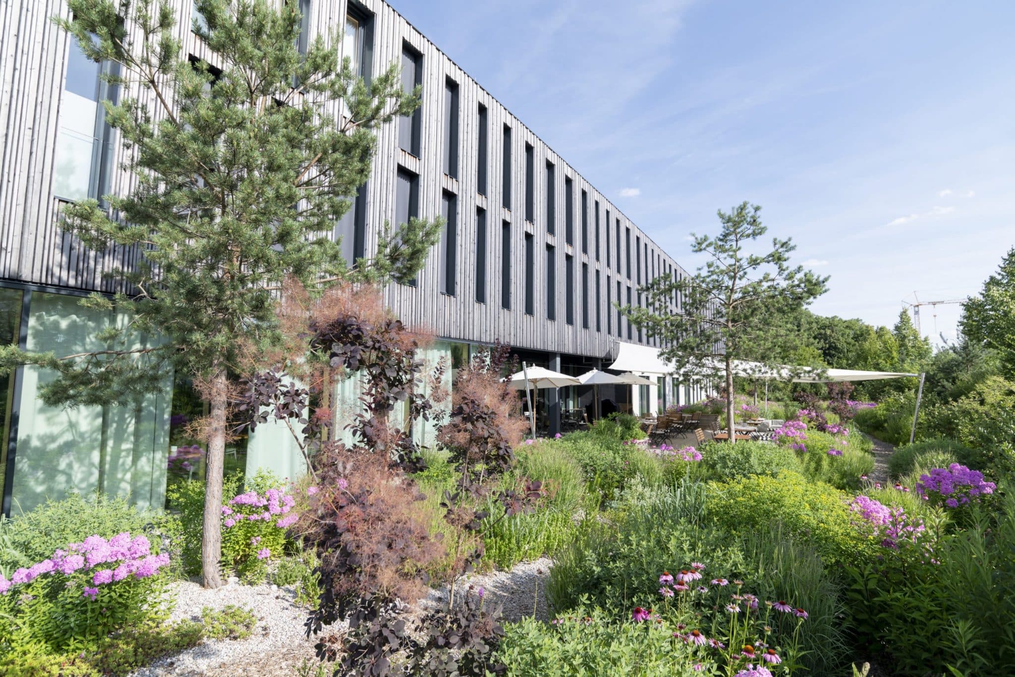 Bader Hotel von außen mit Sträuchergarte