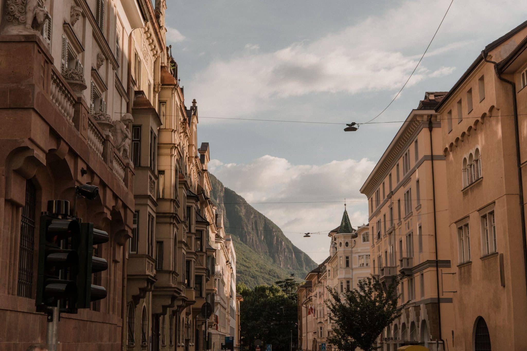 Straßenflucht mit Bergen im Hintergrund in Bozen, Parkhotel Mondschein