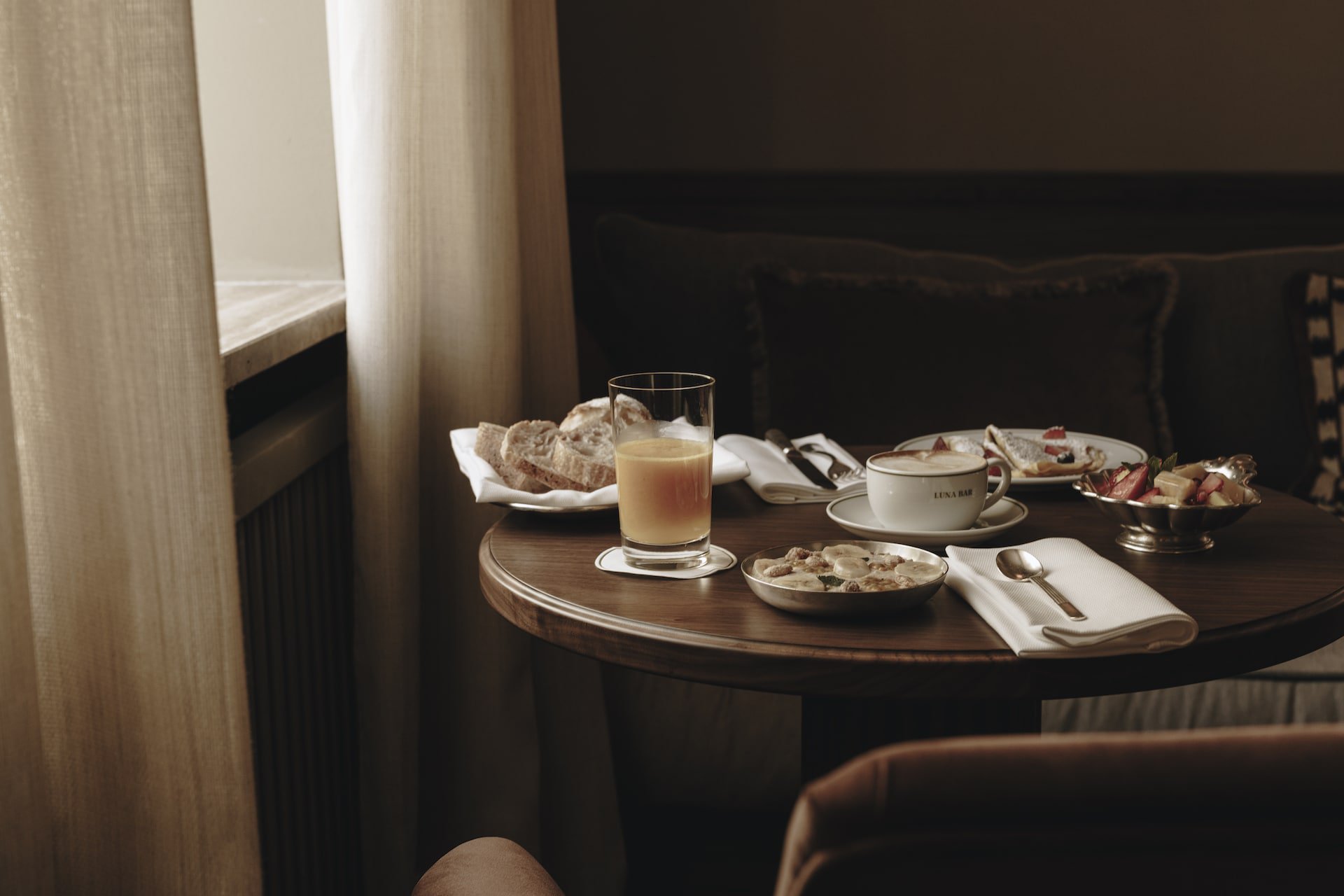 gedeckter Frühstückstisch im Parkhotel Mondschein