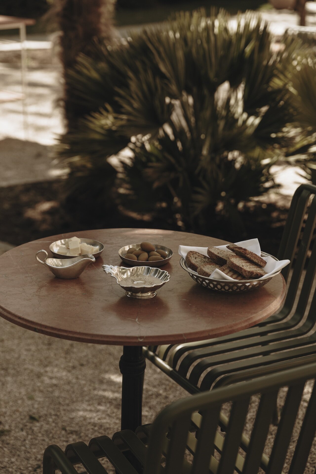 Bistro-Tisch mit Apero im Parkhotel Mondschein