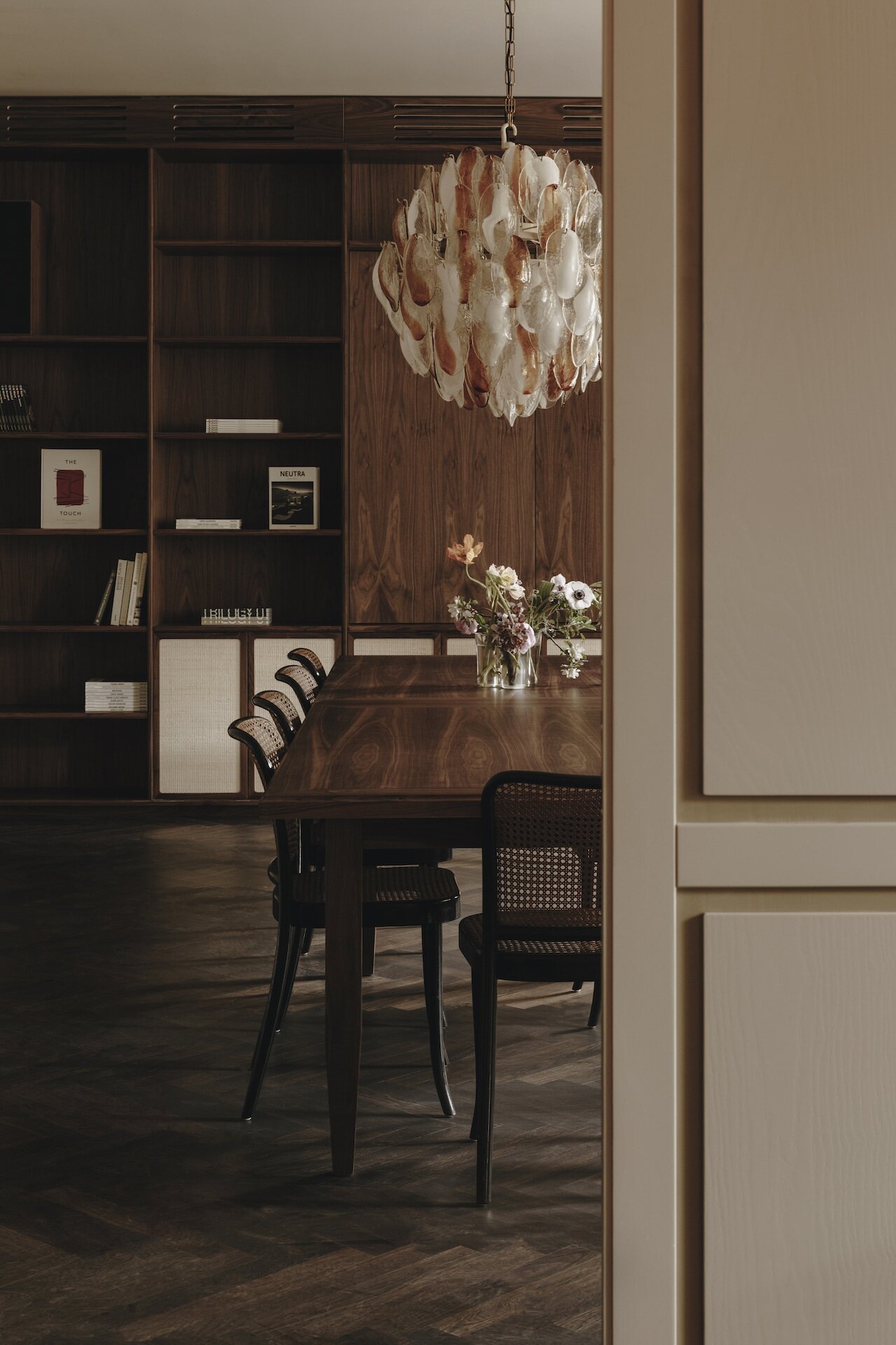 Esstisch und Regal im Parkhotel Mondschein