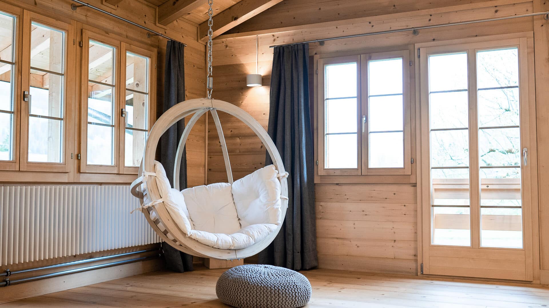 Hängesessel aus Holz in der Lenk Lodge