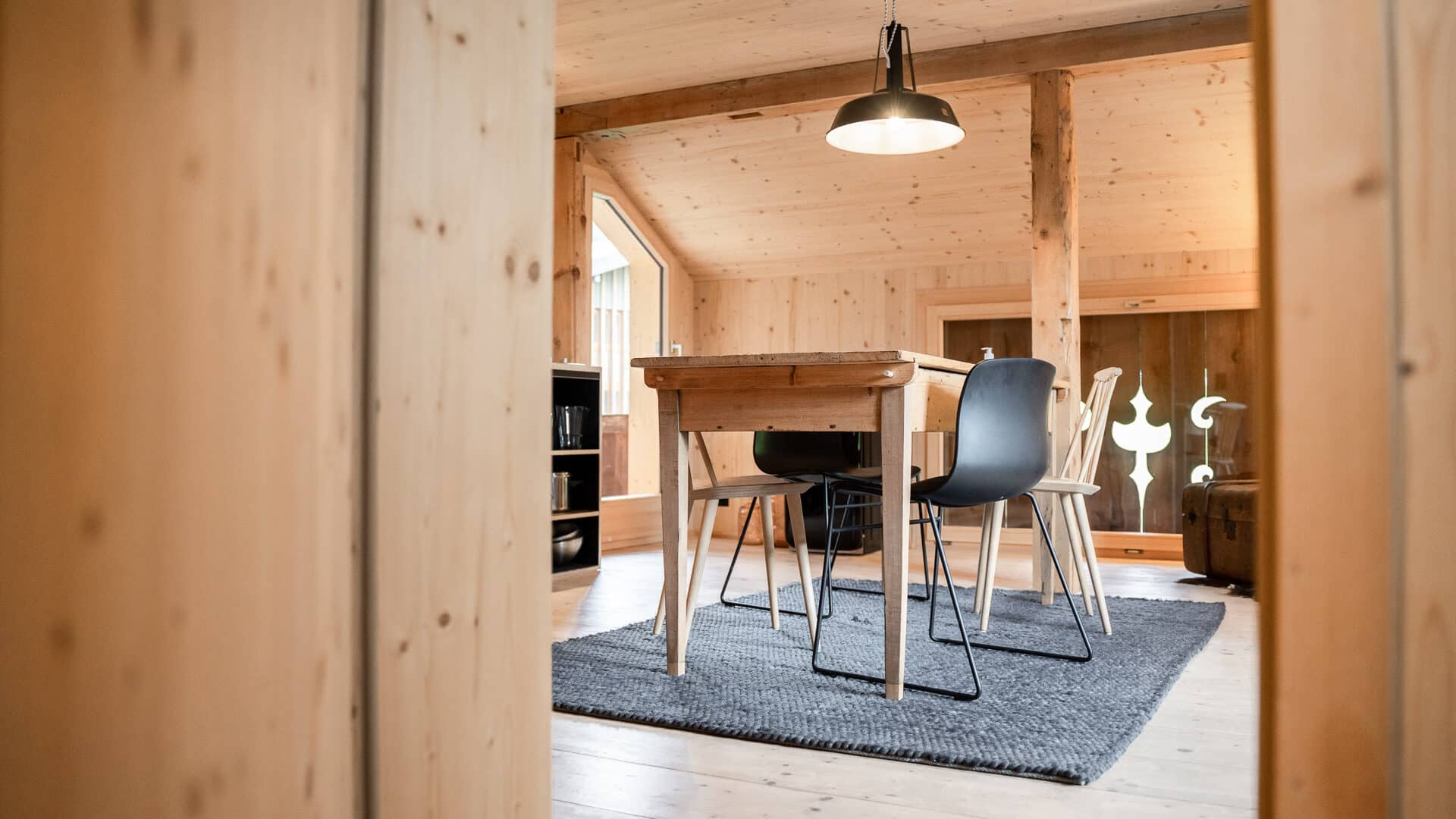 Esstisch im Zimmer der Lenk Lodge
