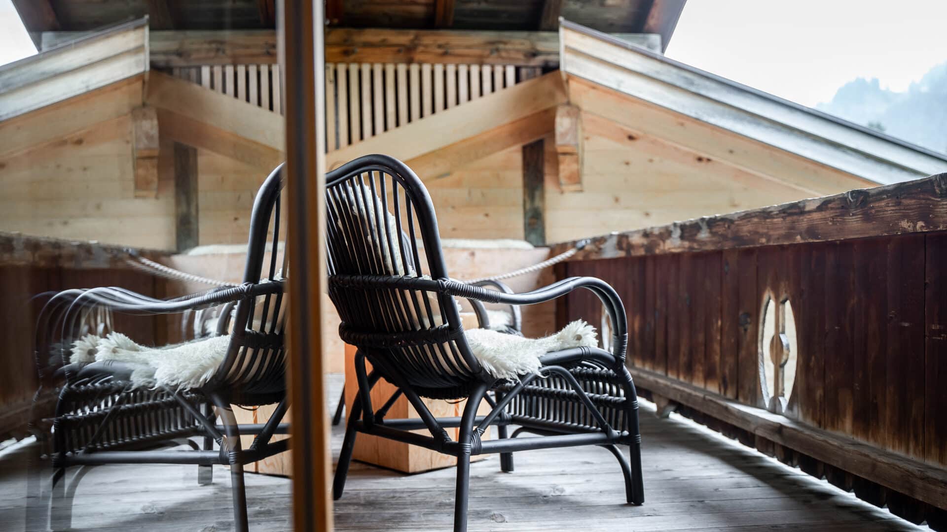 Stuhl mit Schaffell auf Balkon der Lenk Lodge
