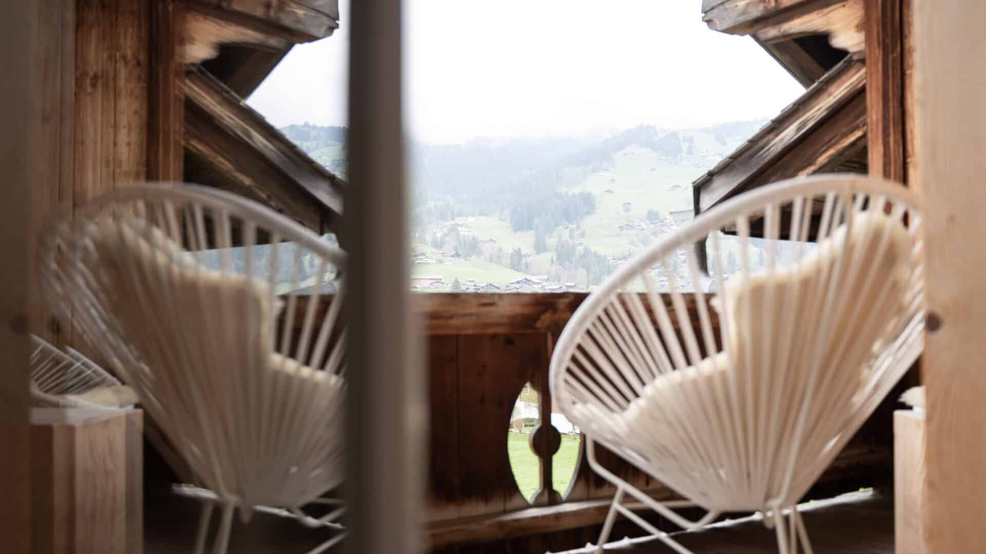 Sitzplatz auf dem Balkon mit Blick auf die Berge in der Lenk Lodge