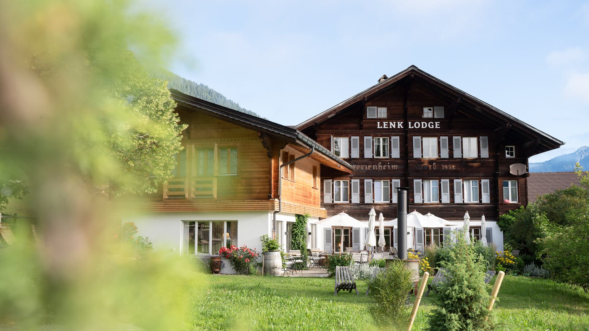 Das historische Haus und der Anbau der Lenk Lodge