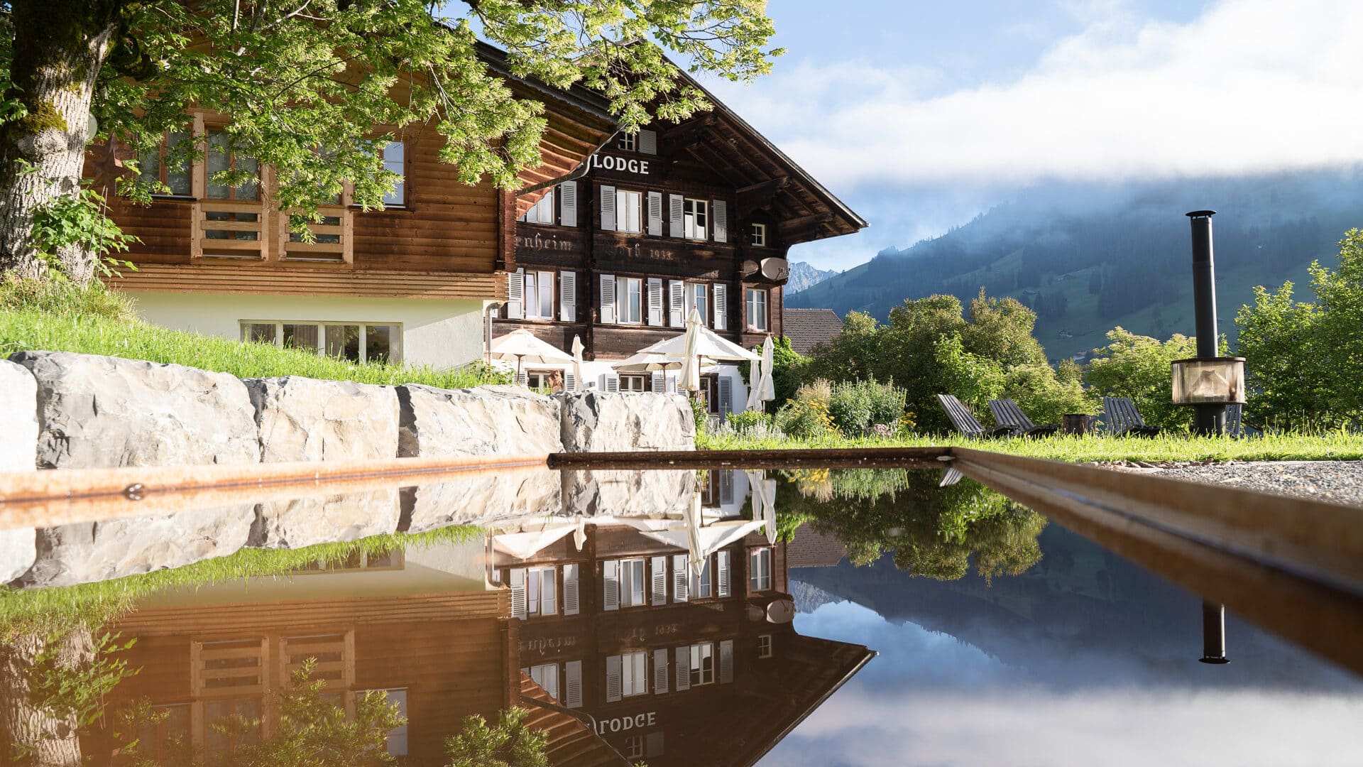 Schwimmteich vor dem Haus der Lenk Lodge