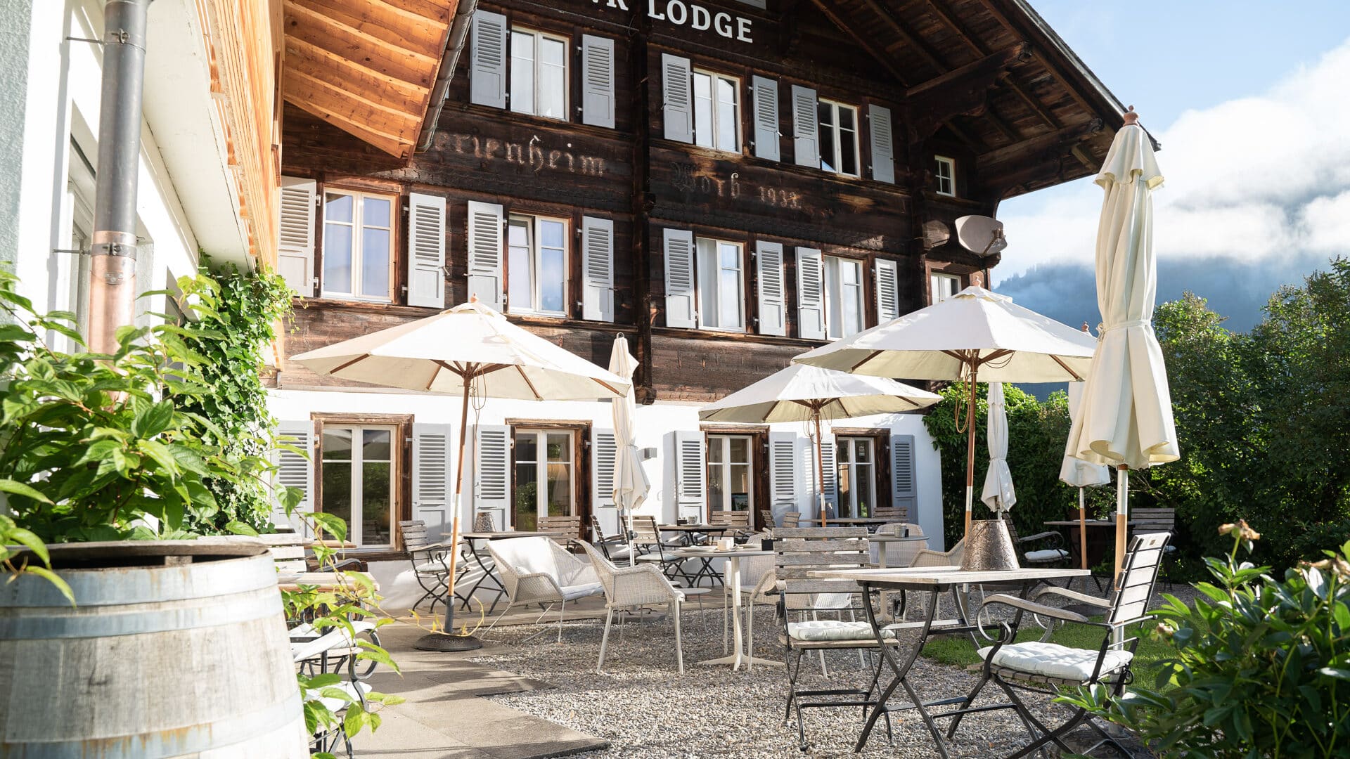 Terrasse vor Holzfassade der Lenk Lodge