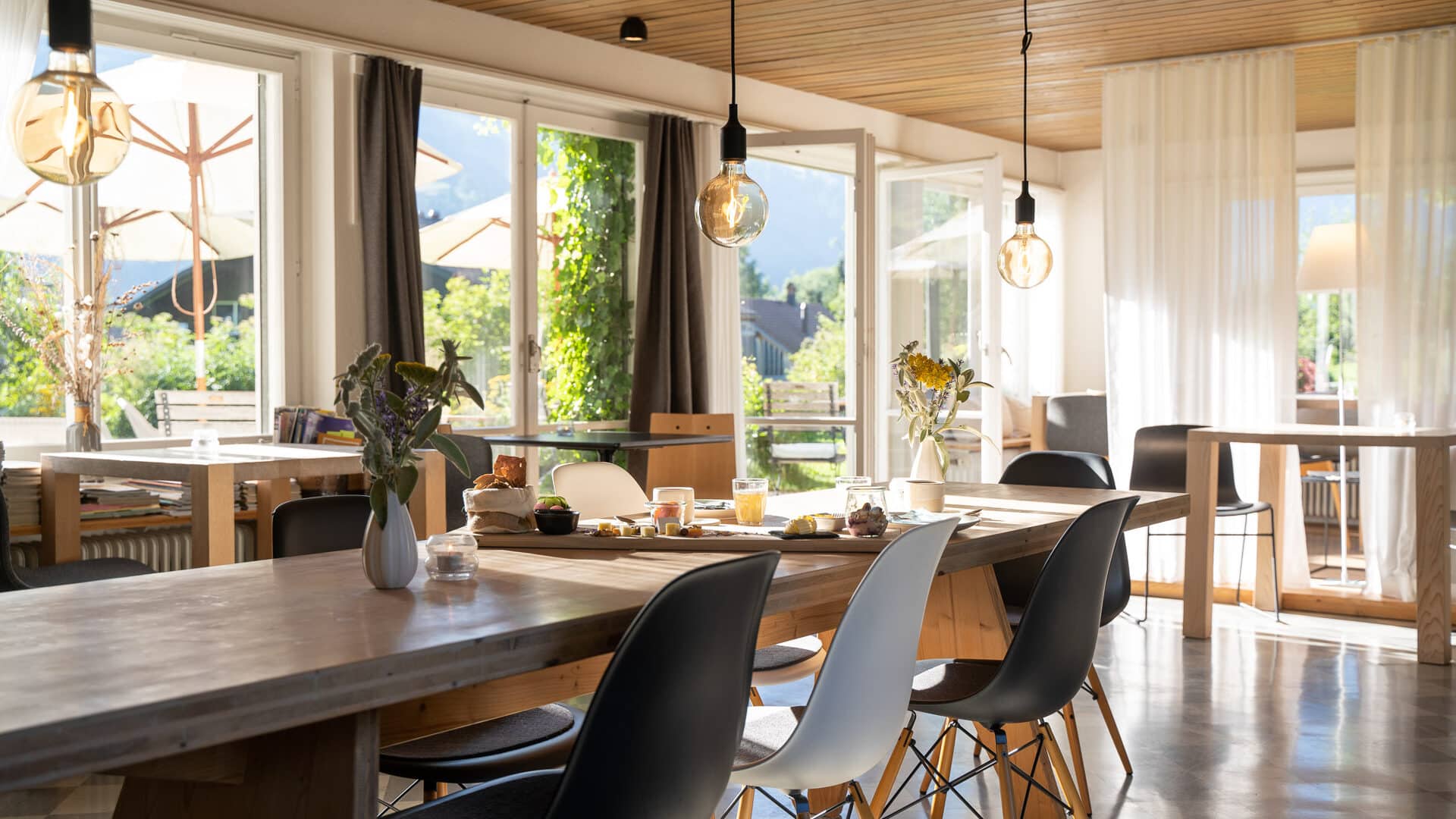 Langer Frühstückstisch im Gastraum der Lenk Lodge