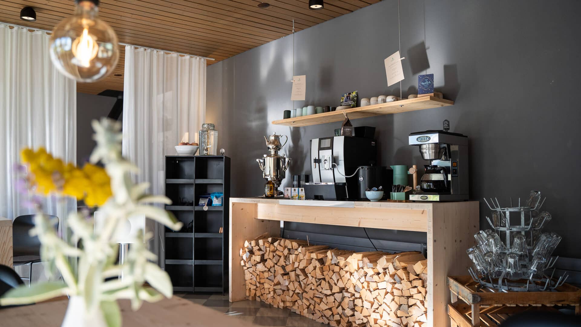 Kaffeestation im Gastraum der Lenk Lodge