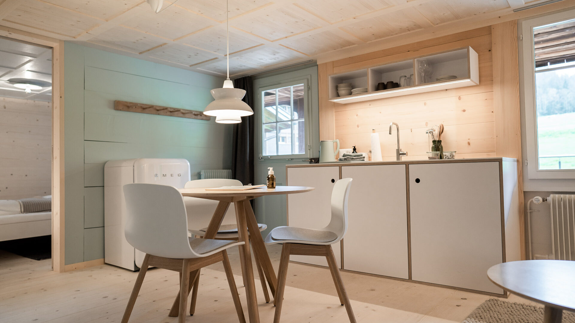 Küche mit Arbeits- und Essplatz in der Lenk Lodge