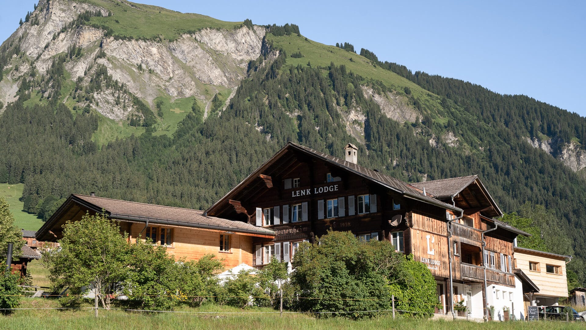 Boutiquehotel Lenk Lodge vor Bergkulisse