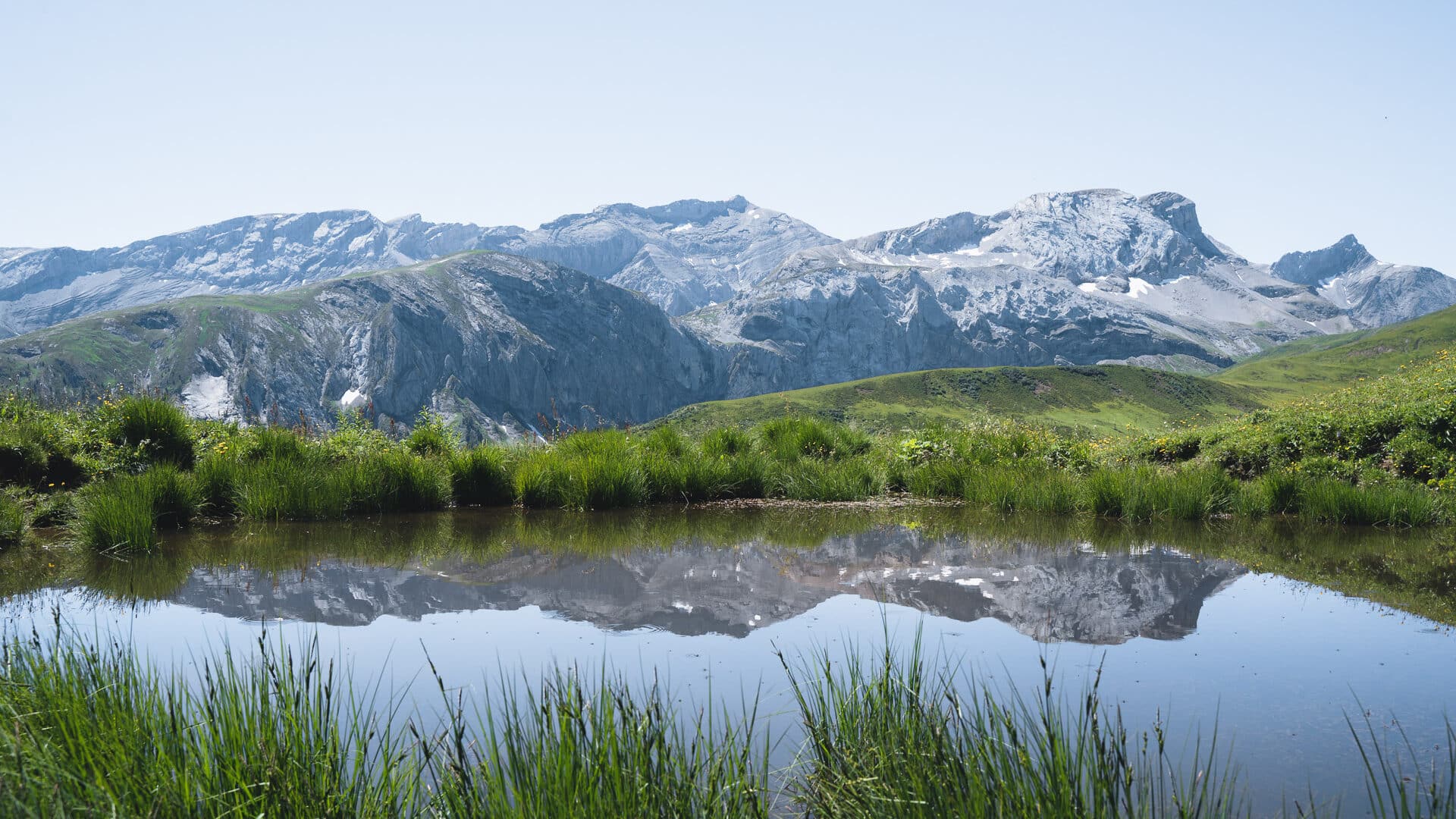 Natursee vor Bergkulisse