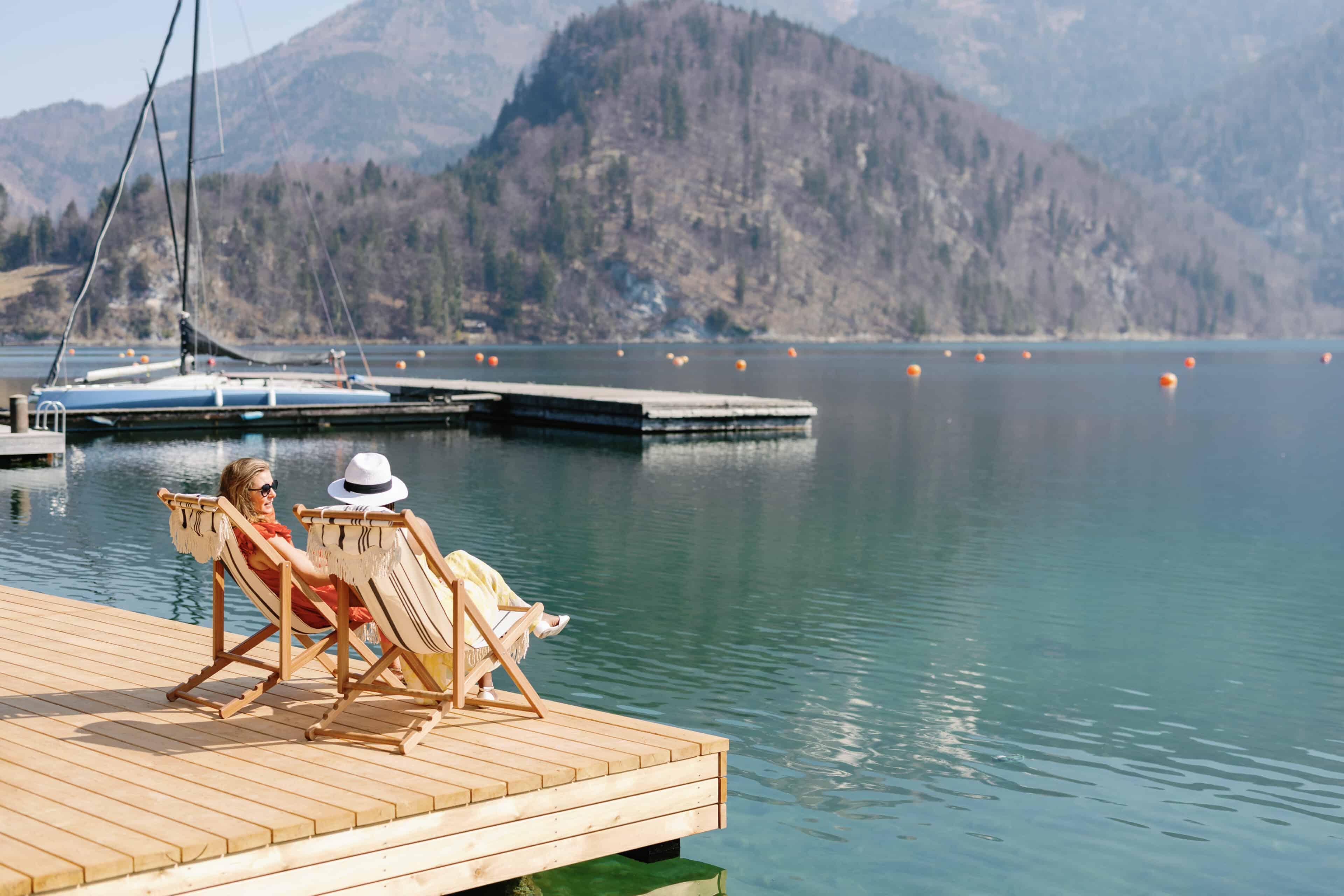 Zwei Gäste auf einem Steg am See in der Villa Alma