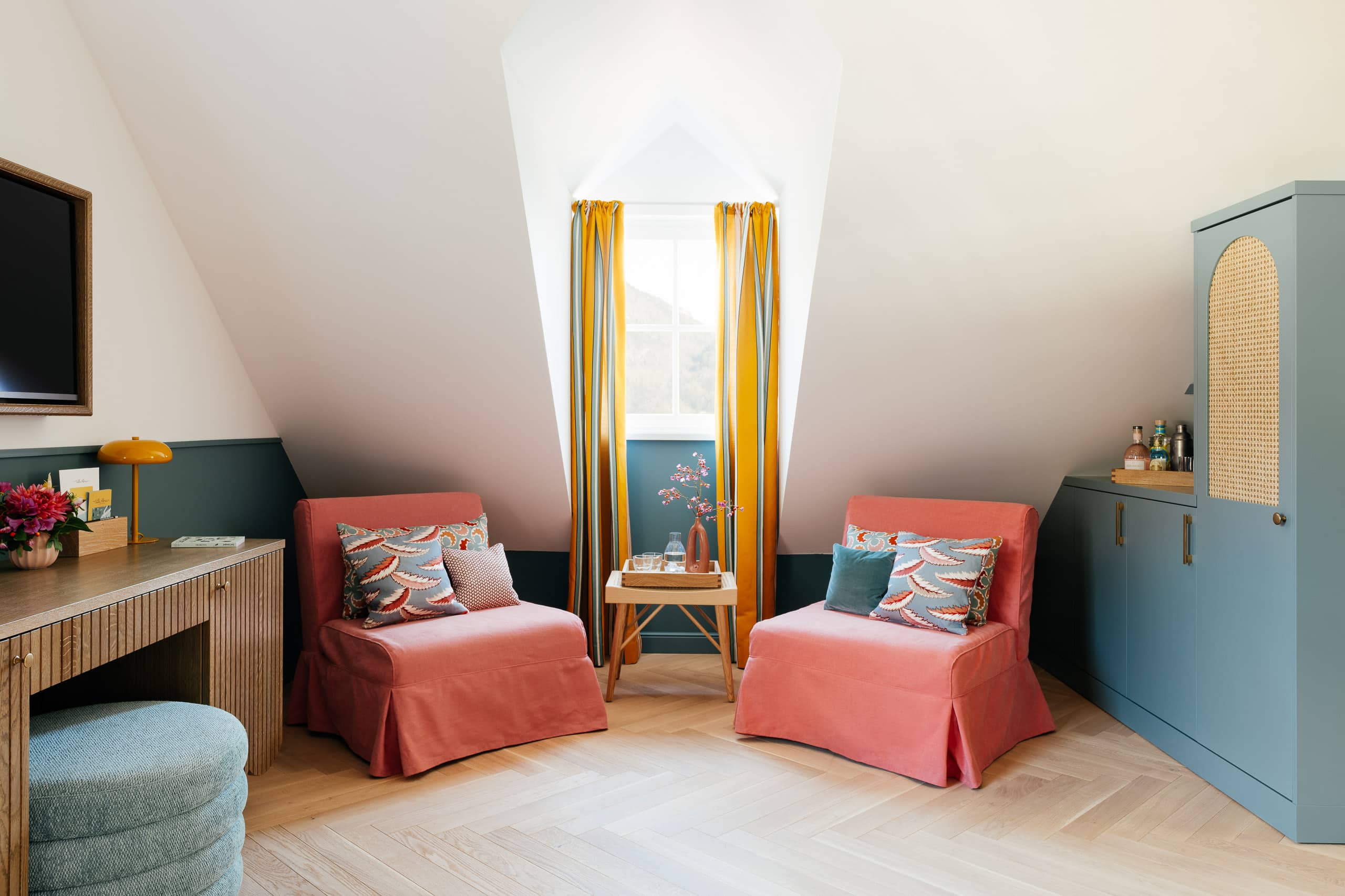 Sessel vor Fenster in der Villa Alma