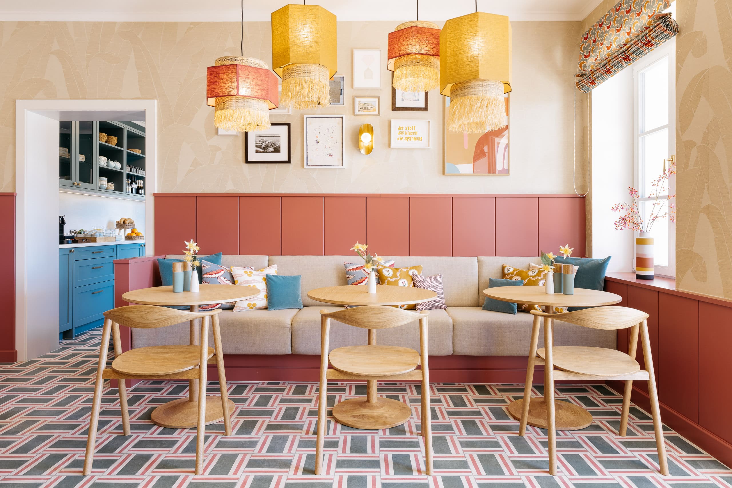 Gastraum mit Esstischen in der Villa Alma