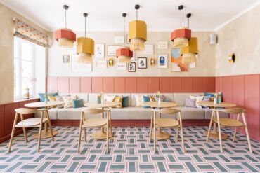 Langer Esstisch im Gastraum in der Villa Alma