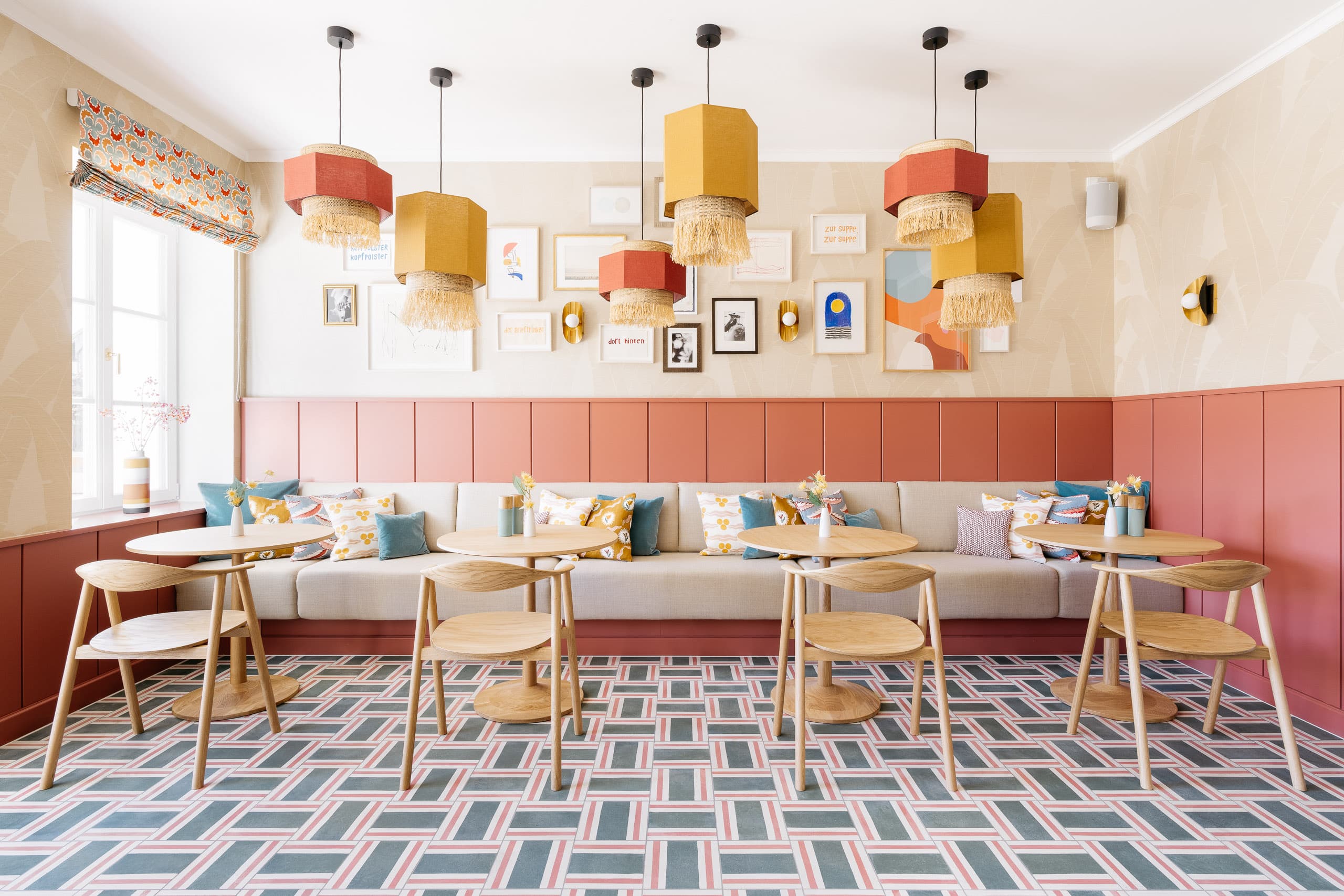 Langer Esstisch im Gastraum in der Villa Alma