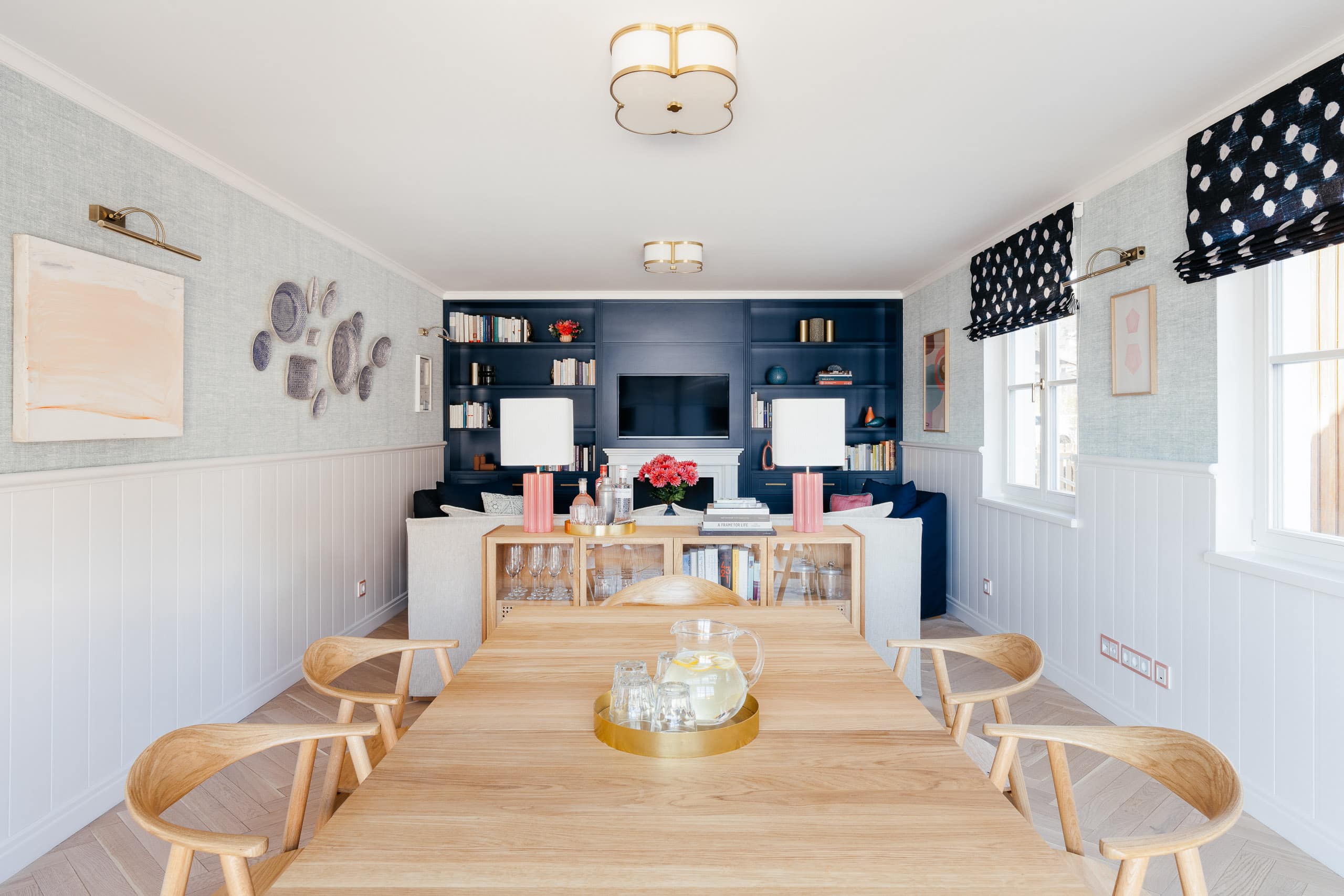 Gastraum mit Tisch und Bar in der Villa Alma