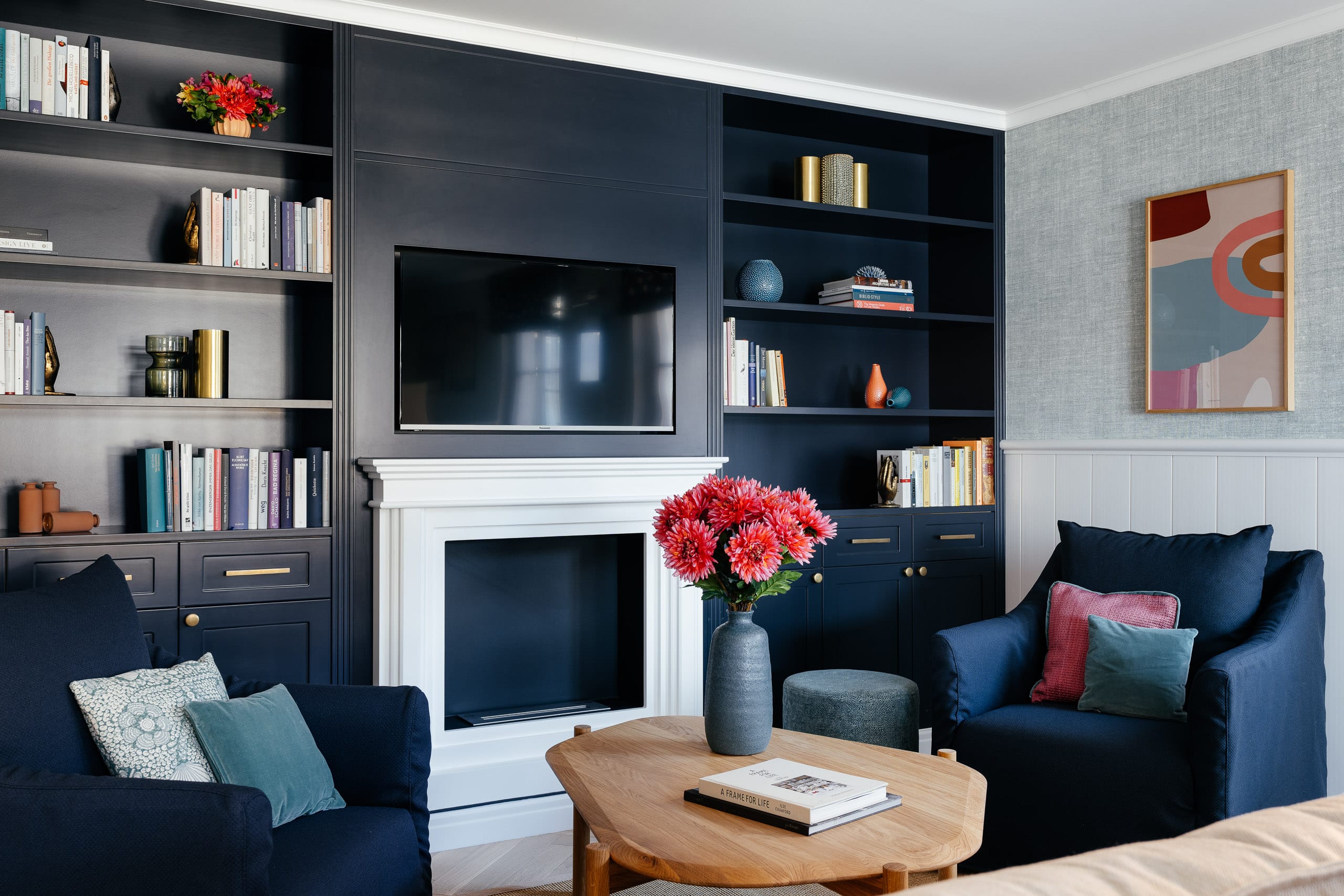 Lounge mit Kamin und Bibliothek